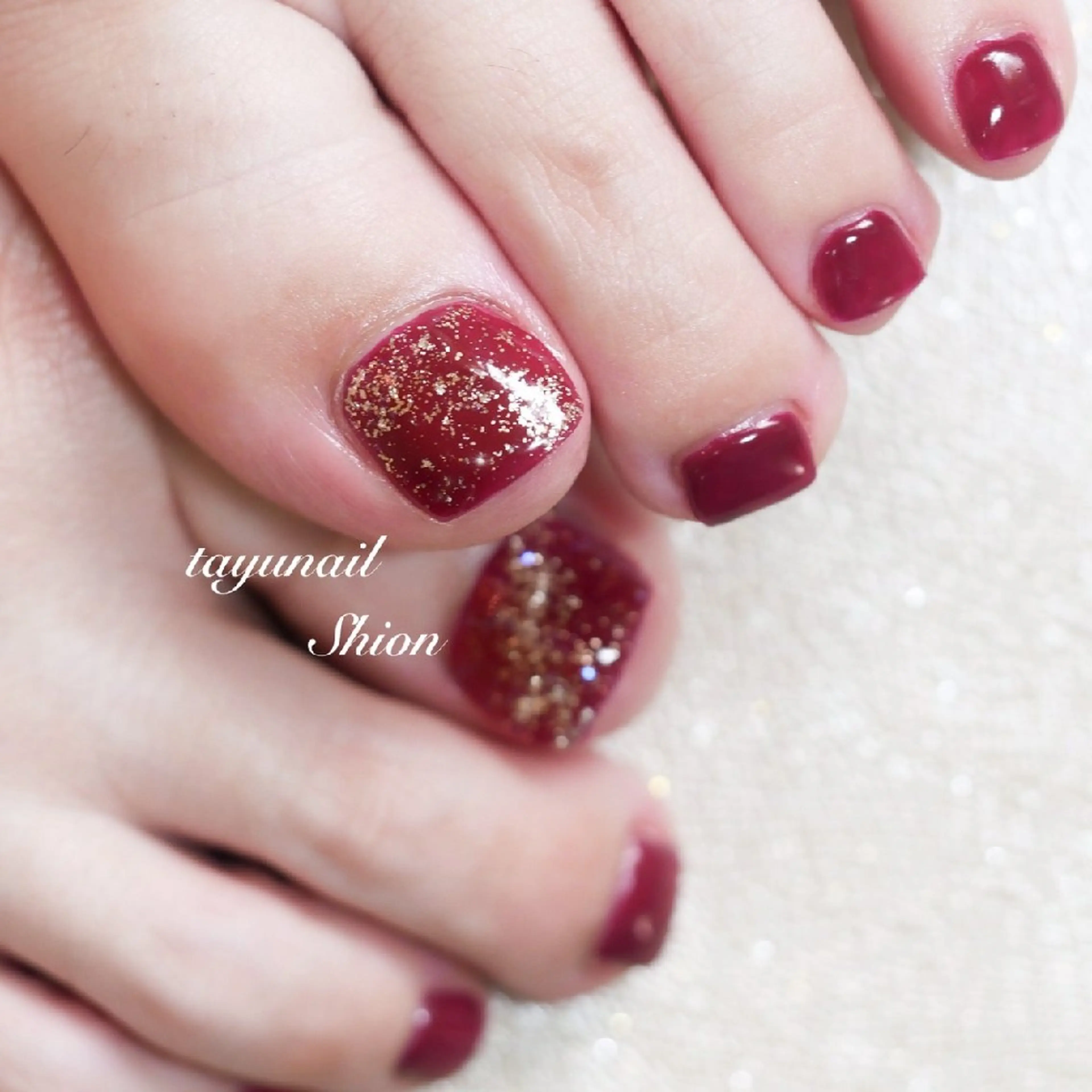ネイル ボルドー フットネイル ジェルネイル ラメ(グリッター) ワンカラーネイル ネイルサロン・ネイルスクール　たゆnail所属・ネイルサロン 【たゆnail】のネイルデザイン