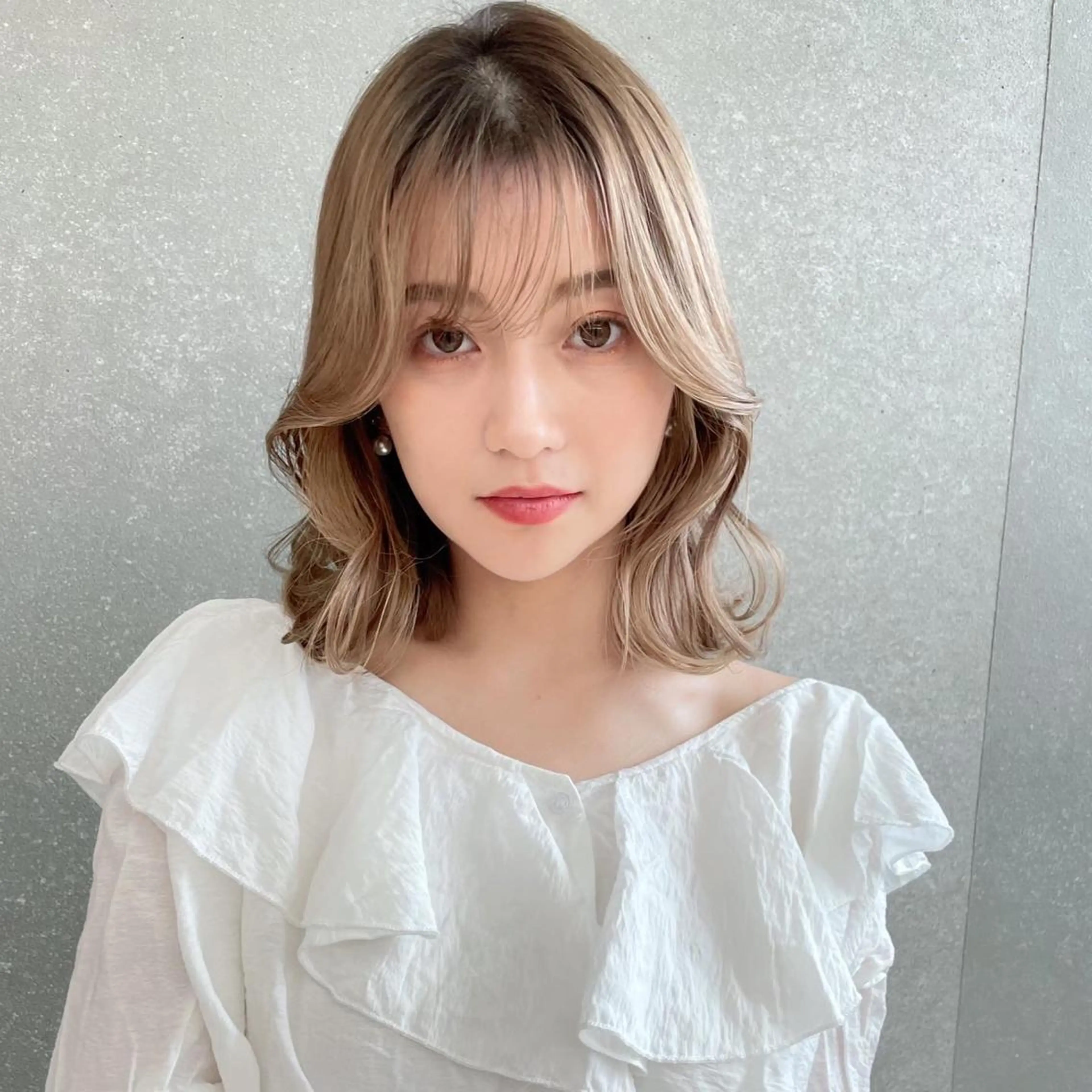 ミディアム カット ヘアカラー トリートメント 山本翔一郎 韓国顔周りレイヤーのヘアスタイル