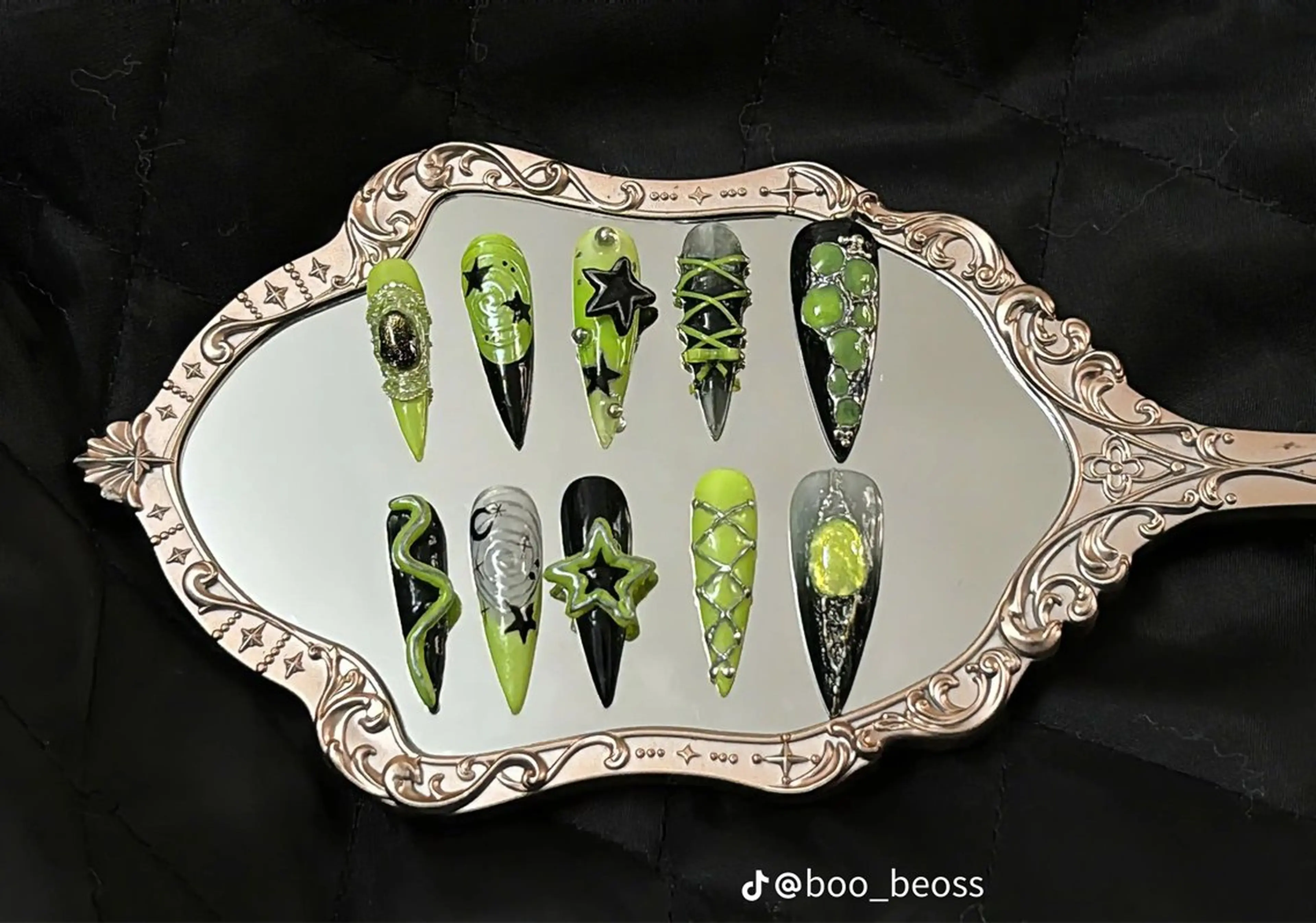 ネイル 🪷Mi.o あいちゃん🐝のネイルデザイン