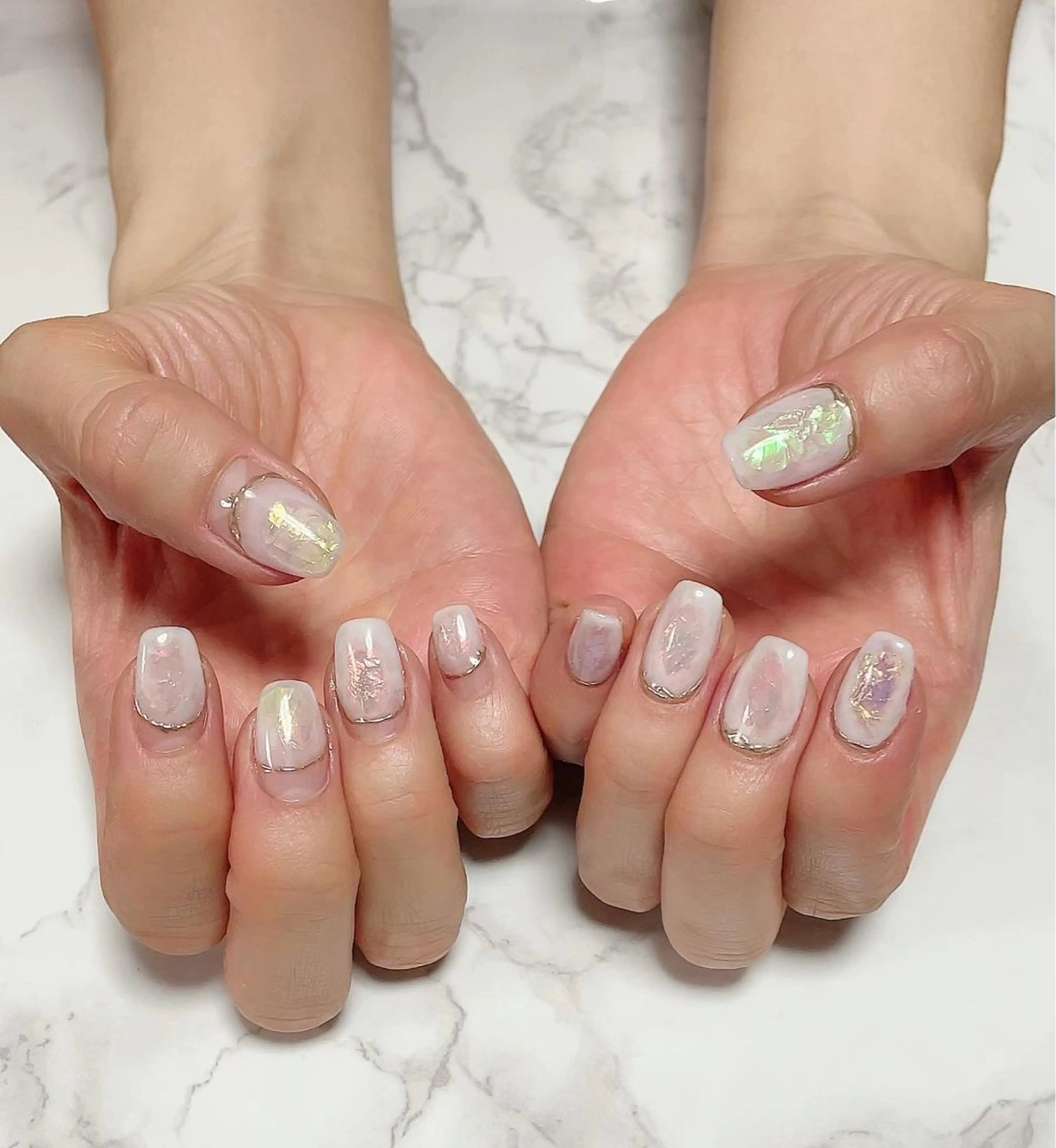 ネイル オーロラネイル ホワイト atelier chic+のネイルデザイン