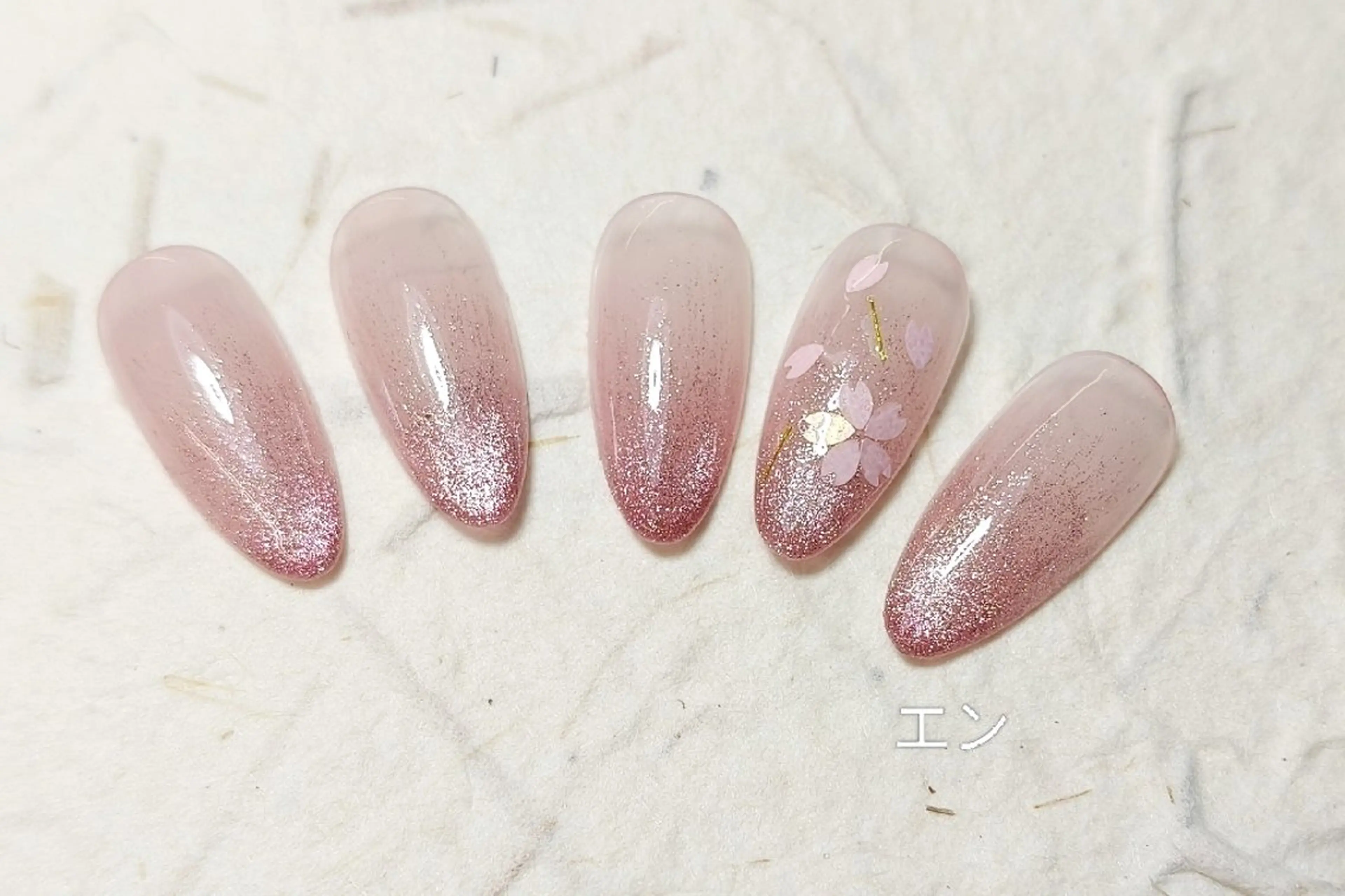 ネイル グラデーション ラメ(グリッター) ラメグラデーション マグネットネイル 春ネイル ハンドネイル エ ンのネイルデザイン