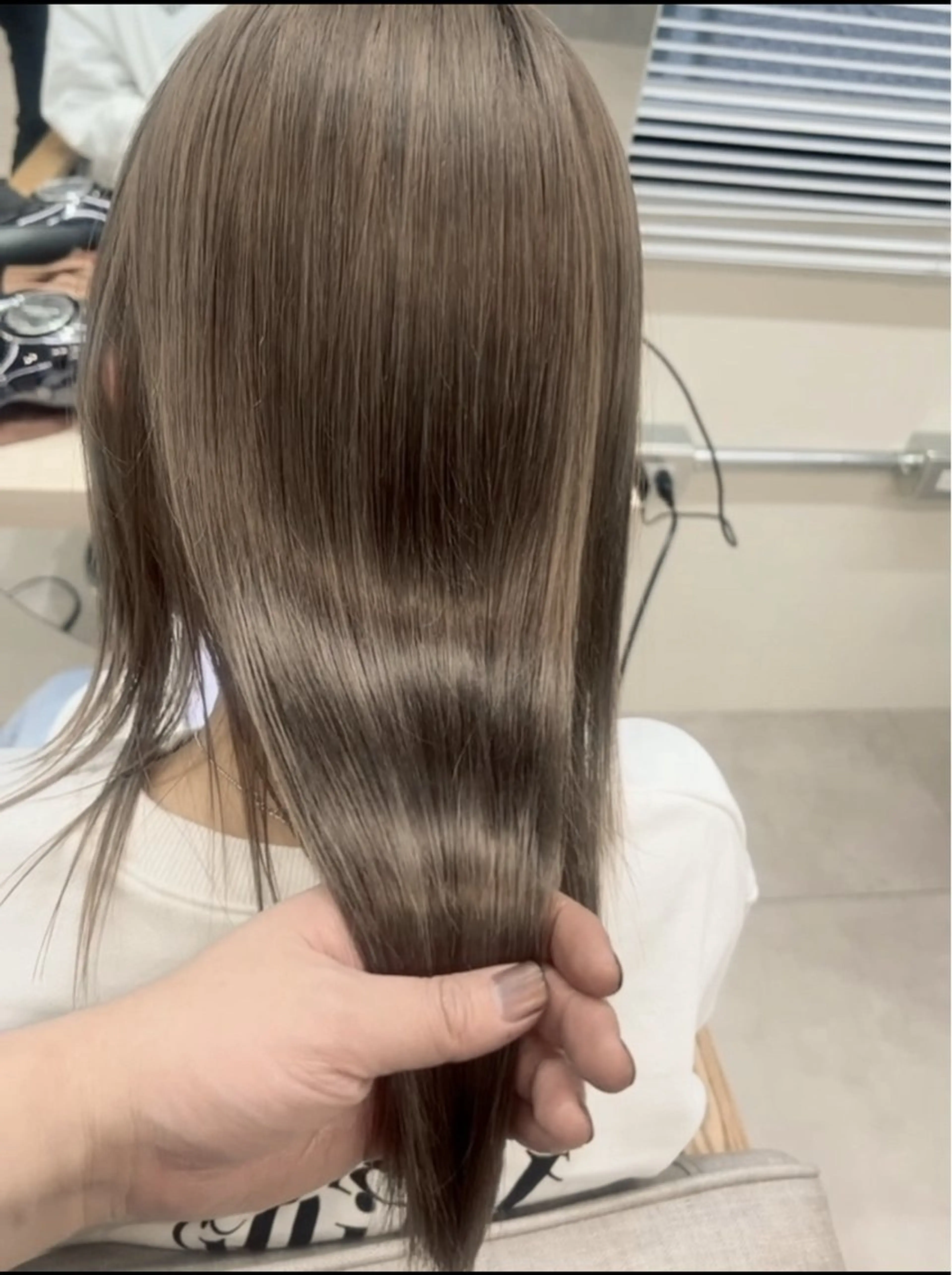 ミディアム カラー グレージュ メンズ レイヤー ウルフ 弓木啓輔のヘアスタイル