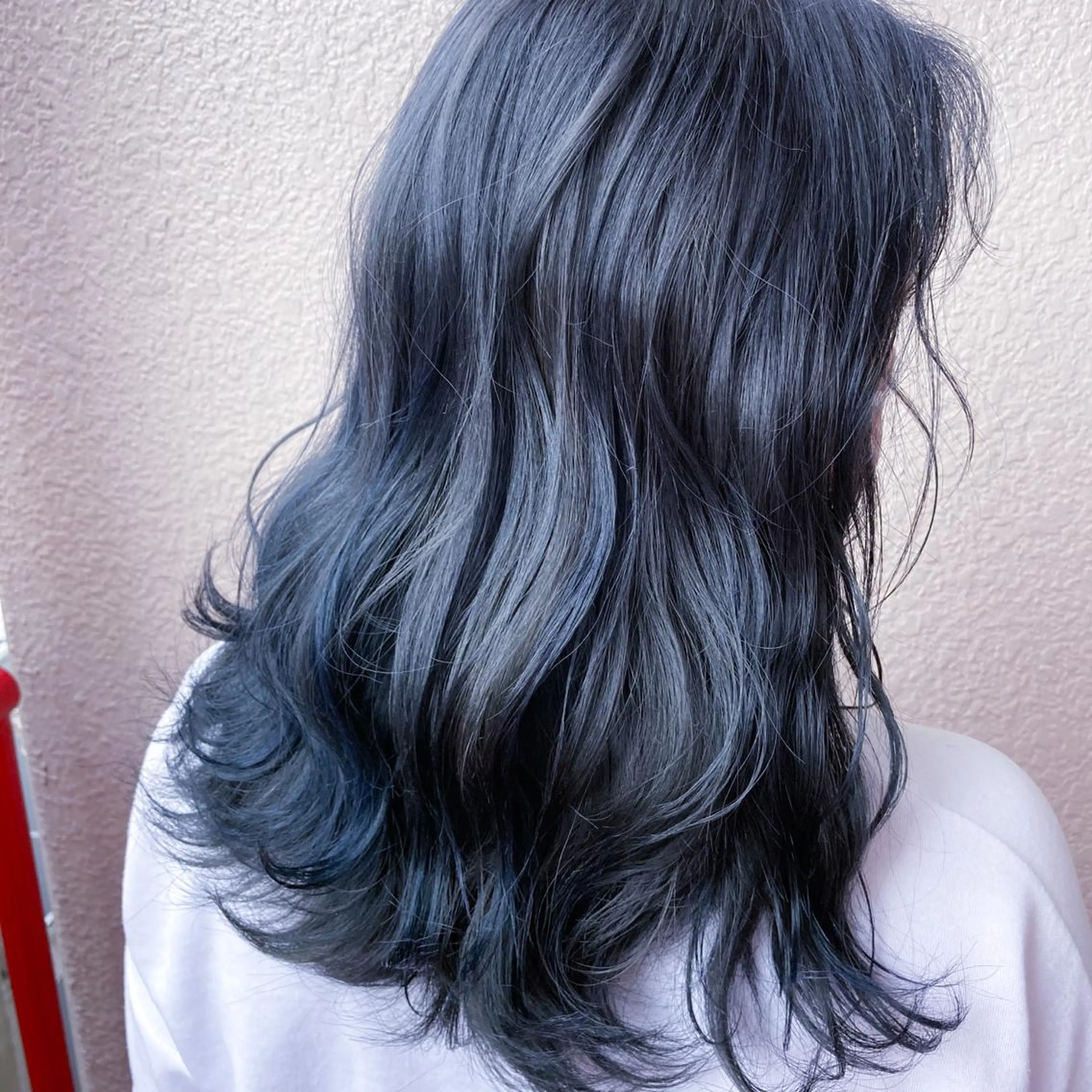 ミディアム カラー ブリーチ ブルーカラー ネイビーカラー ヘアカラー KAJI MANAMIのヘアスタイル