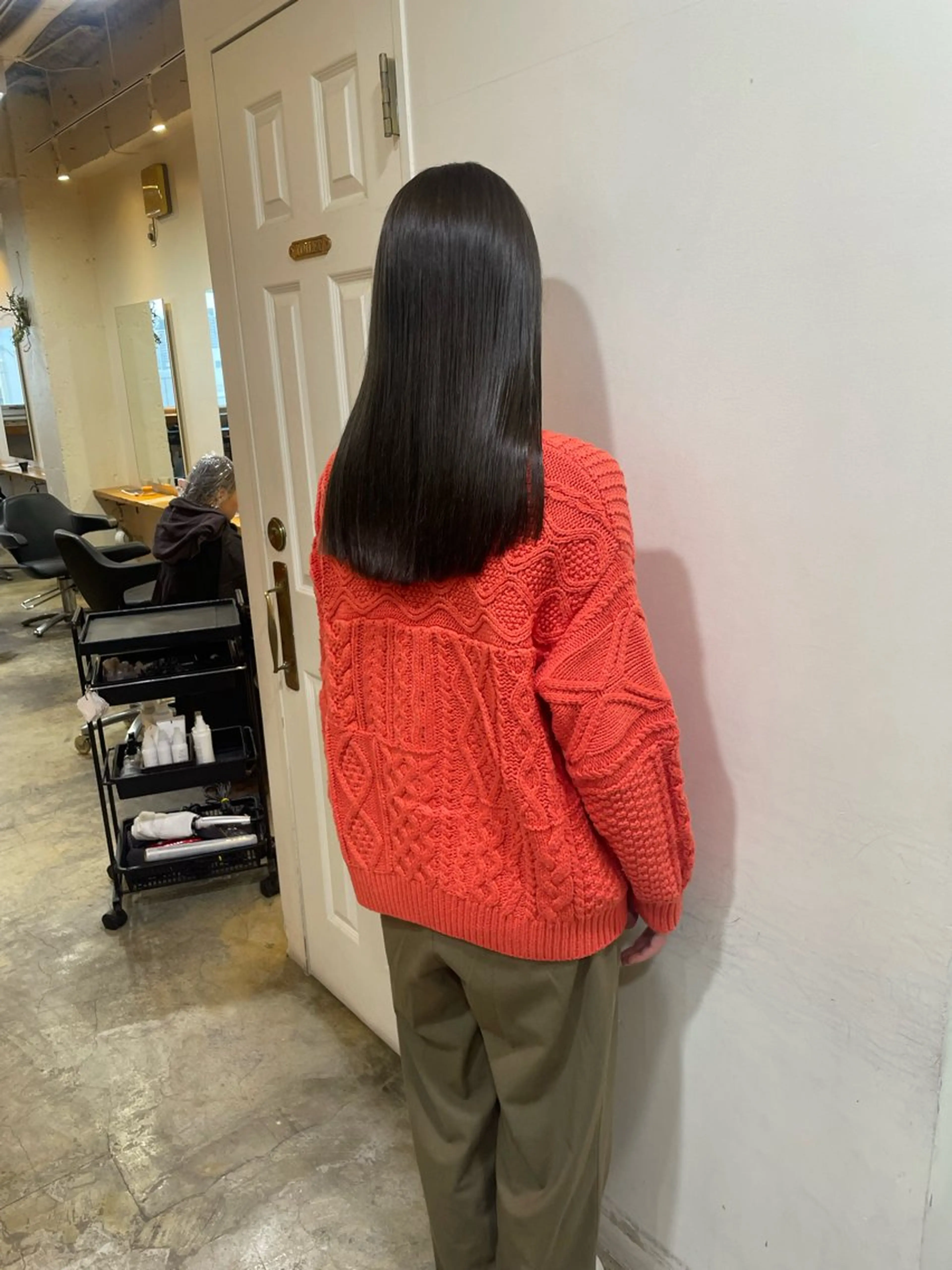 ロング カラー オリーブグレー カット ヘアカラー MIOベージュカラー 柔らかいカラーのヘアスタイル