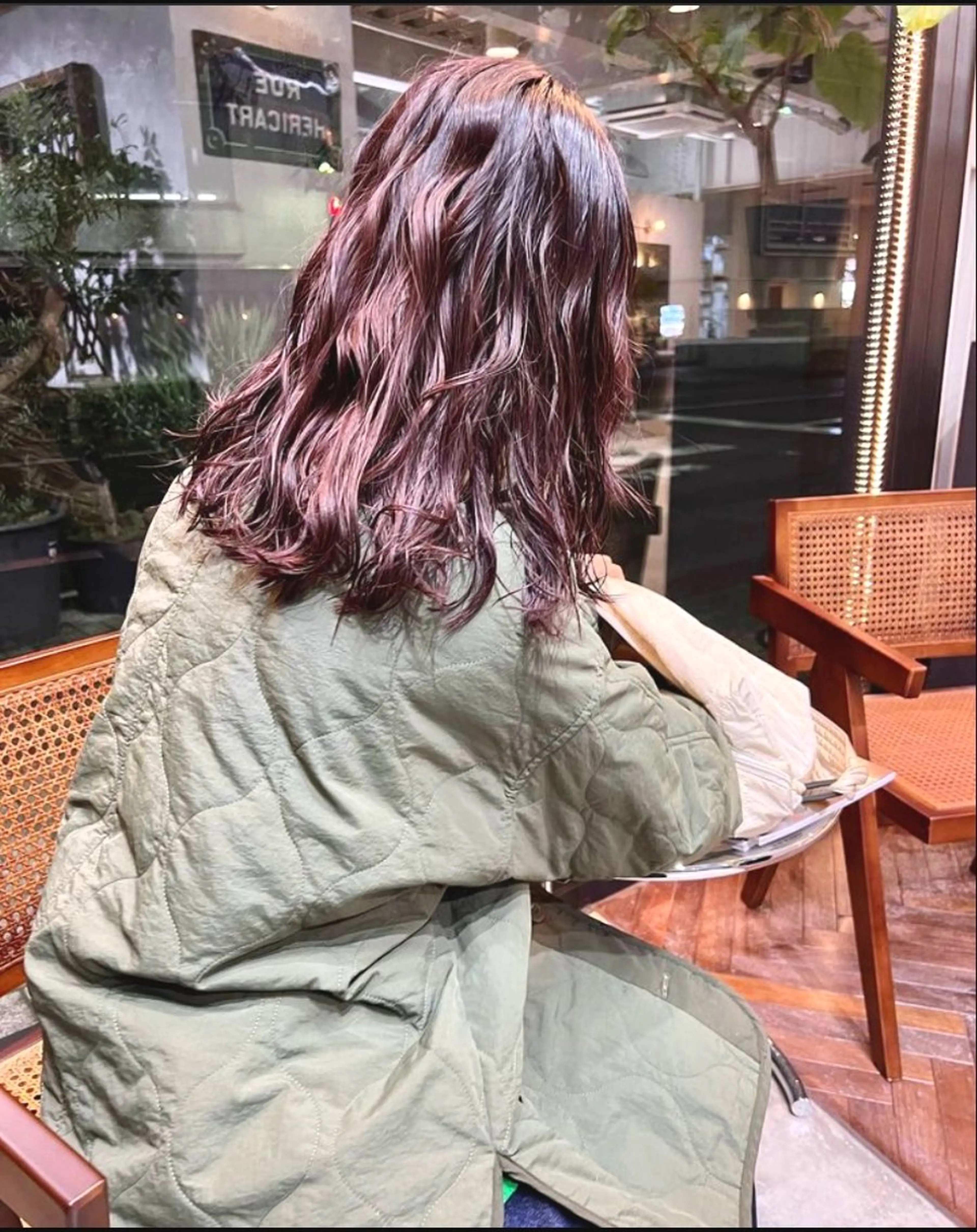 ミディアム カラー ナチュラルに目を惹く デザイン/KOHNOのヘアスタイル