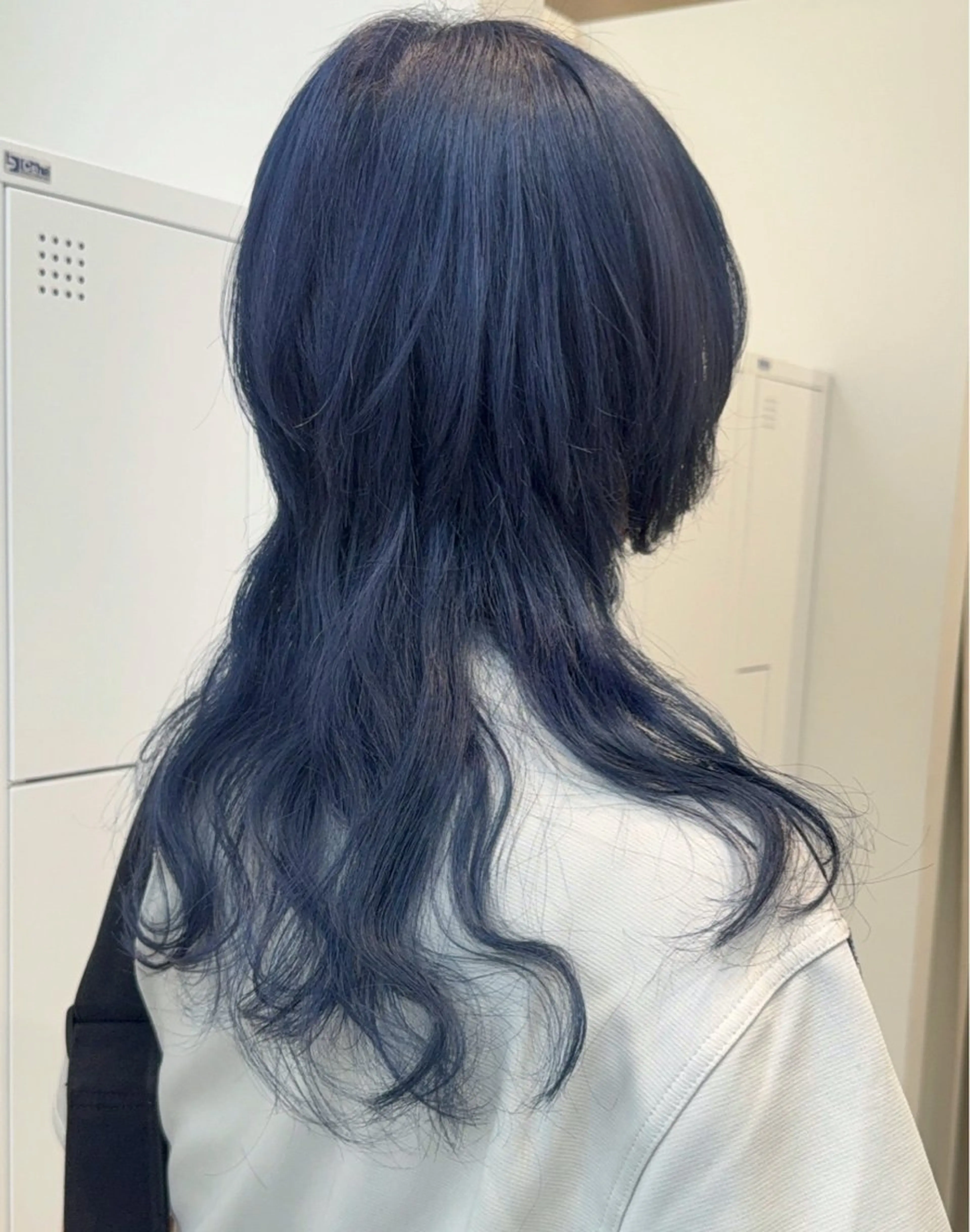 ロング カラー ブリーチ ブルーカラー ハイレイヤー レイヤーカット 🦋透明感カラー /ケアブリーチ🦋のヘアスタイル