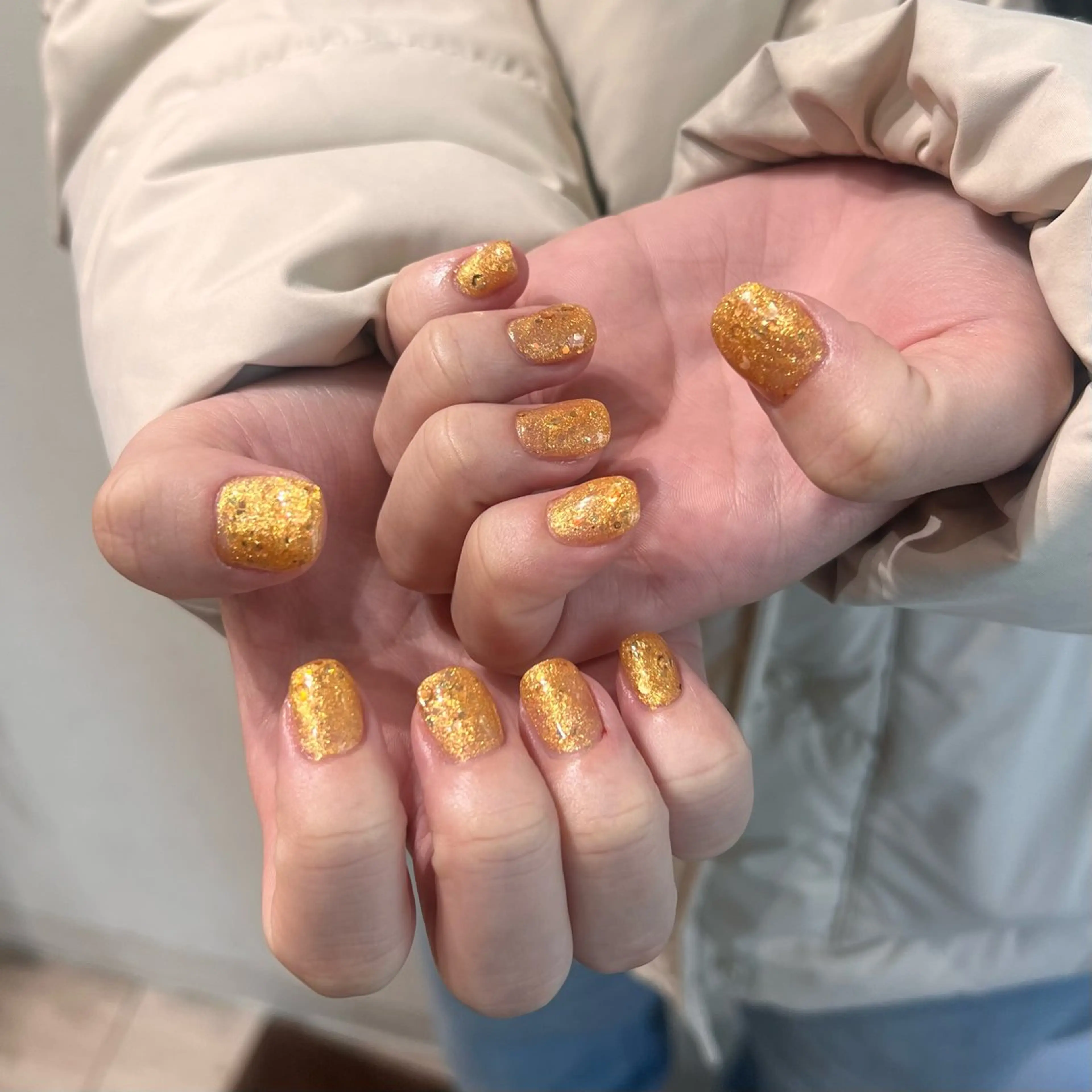ネイル ゴールド グラデーション ラメ(グリッター) ラメグラデーション ワンカラーネイル 𝙎𝙚𝙞𝙧𝙖 ☆カット/パーマのヘアスタイル