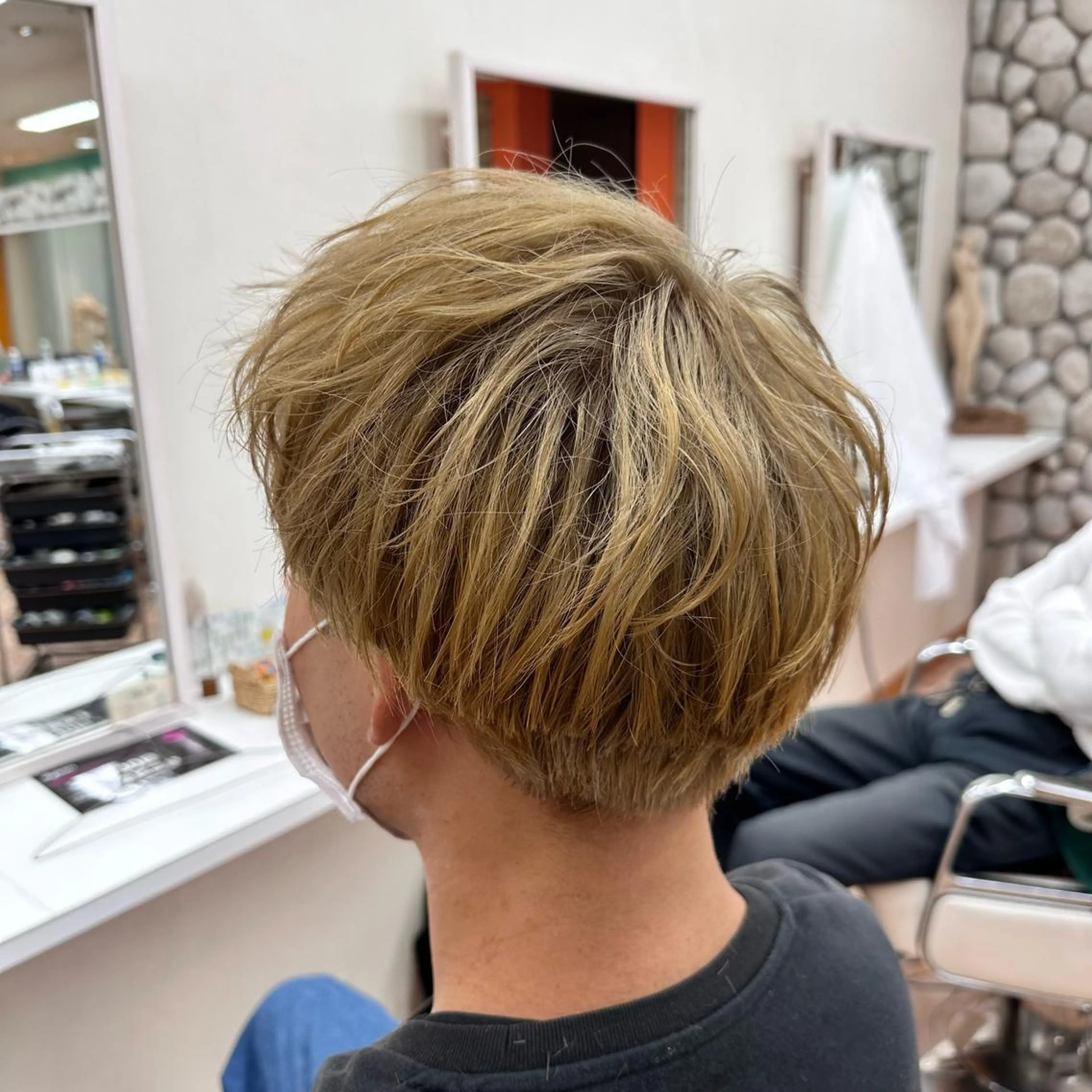 カラー ベージュカラー ブリーチ ゲンキ /ウルフカットのヘアスタイル