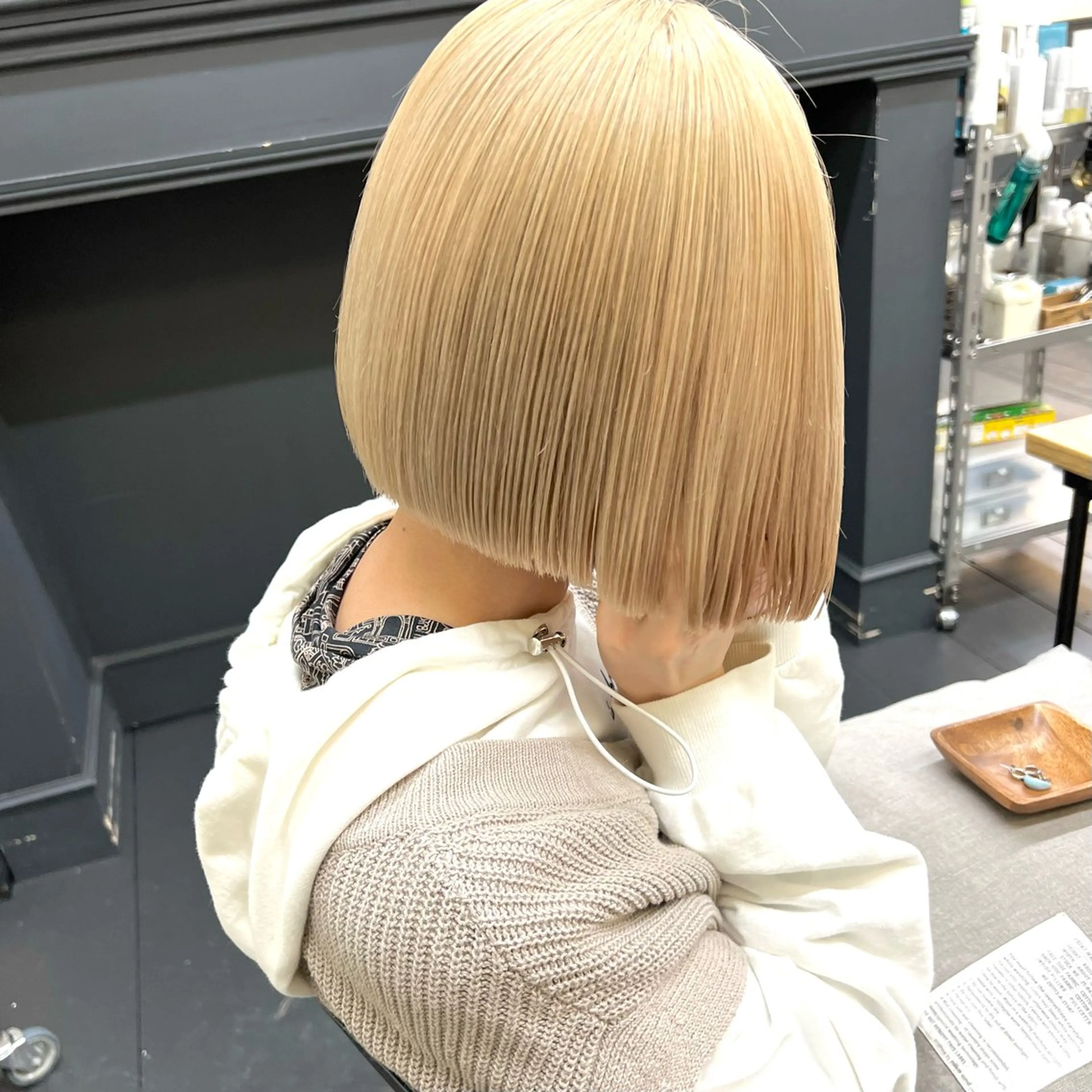 ショート カラー 切りっぱなしボブ ベージュカラー ブロンド ボブ 大久保 佳那のヘアスタイル