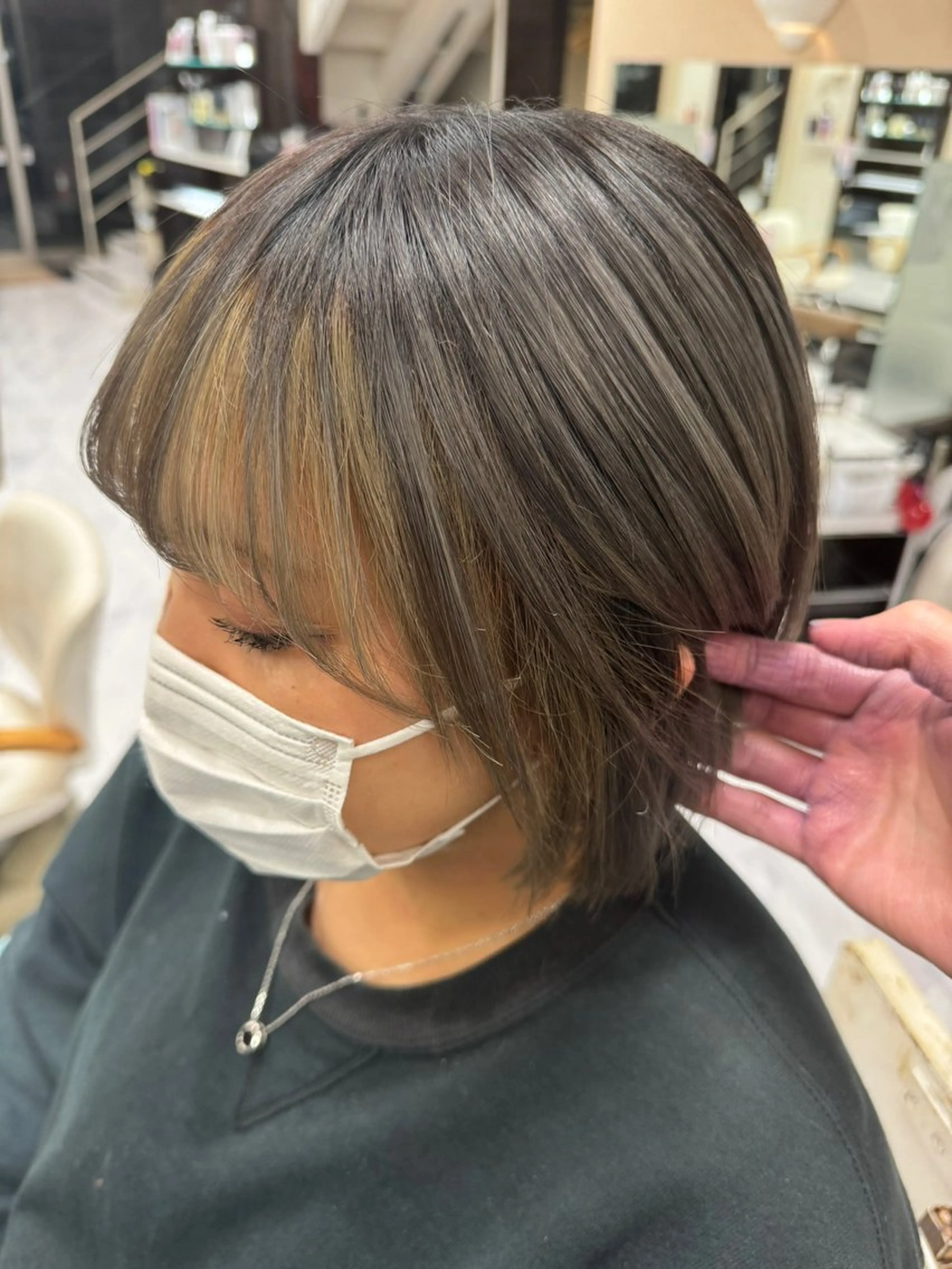 ミディアム カラー ヘアアレンジ 切りっぱなしボブ ブリーチ デザインカラー ダブルカラー グラデーションカラー カット トリートメント 目黒 碧人のヘアスタイル