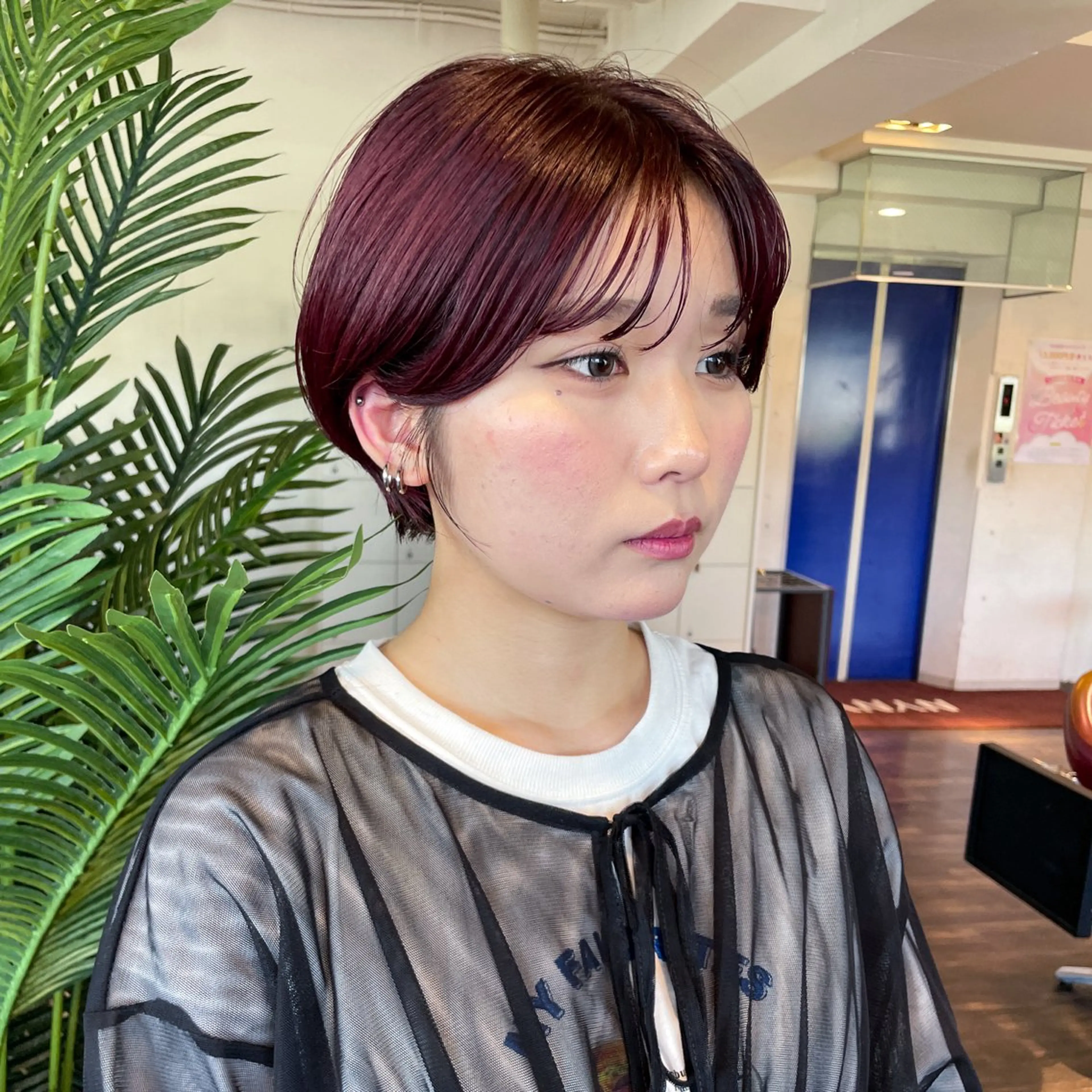 ショート カラー 丸みショート ブリーチ レッドカラー バイオレットカラー ショートヘア 似合わせヘア🤍 面田法子のヘアスタイル