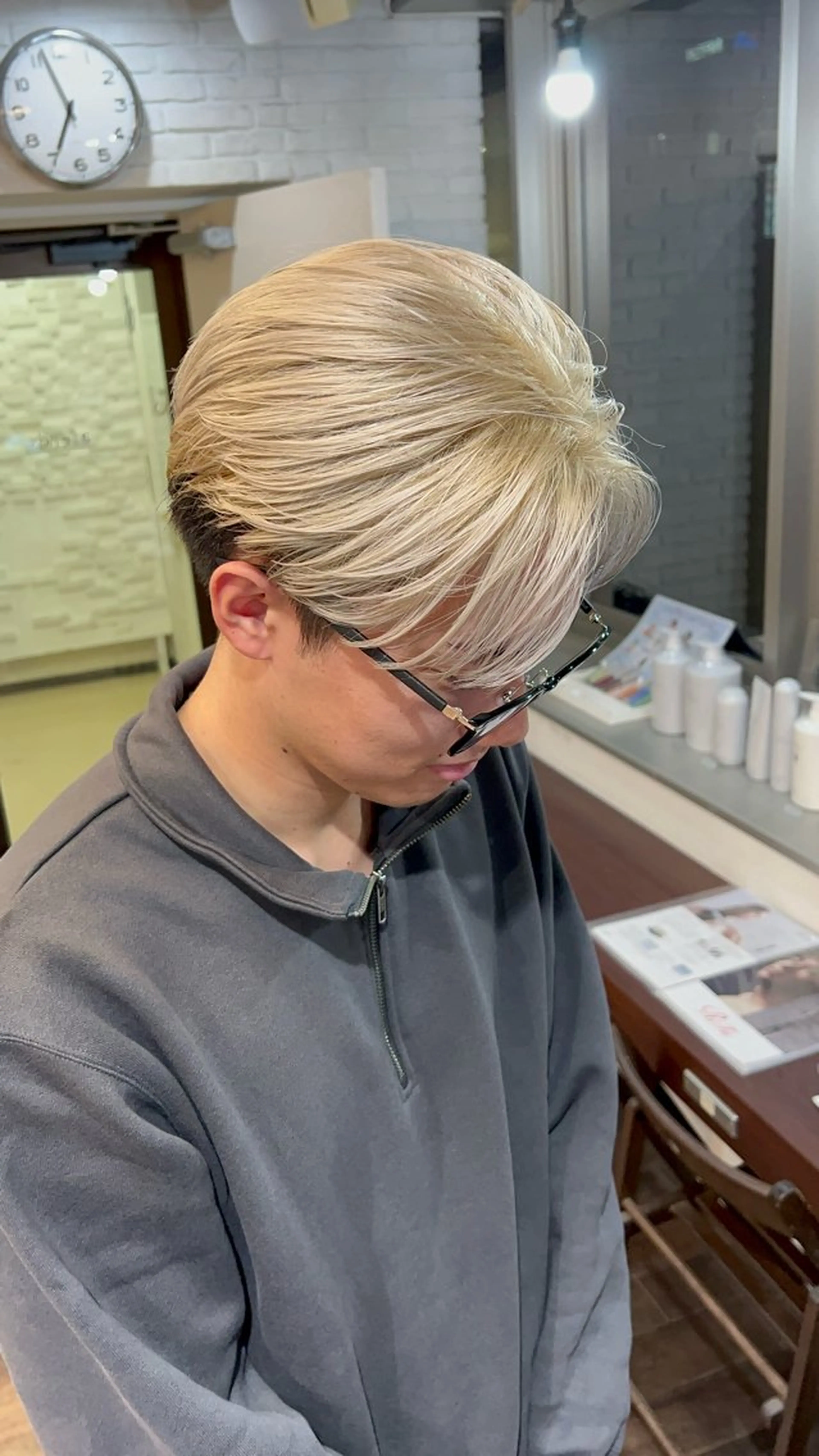 ショート カラー メンズ メンズブリーチ センターパート マッシュ ベージュカラー ブリーチ 東 拓己のヘアスタイル