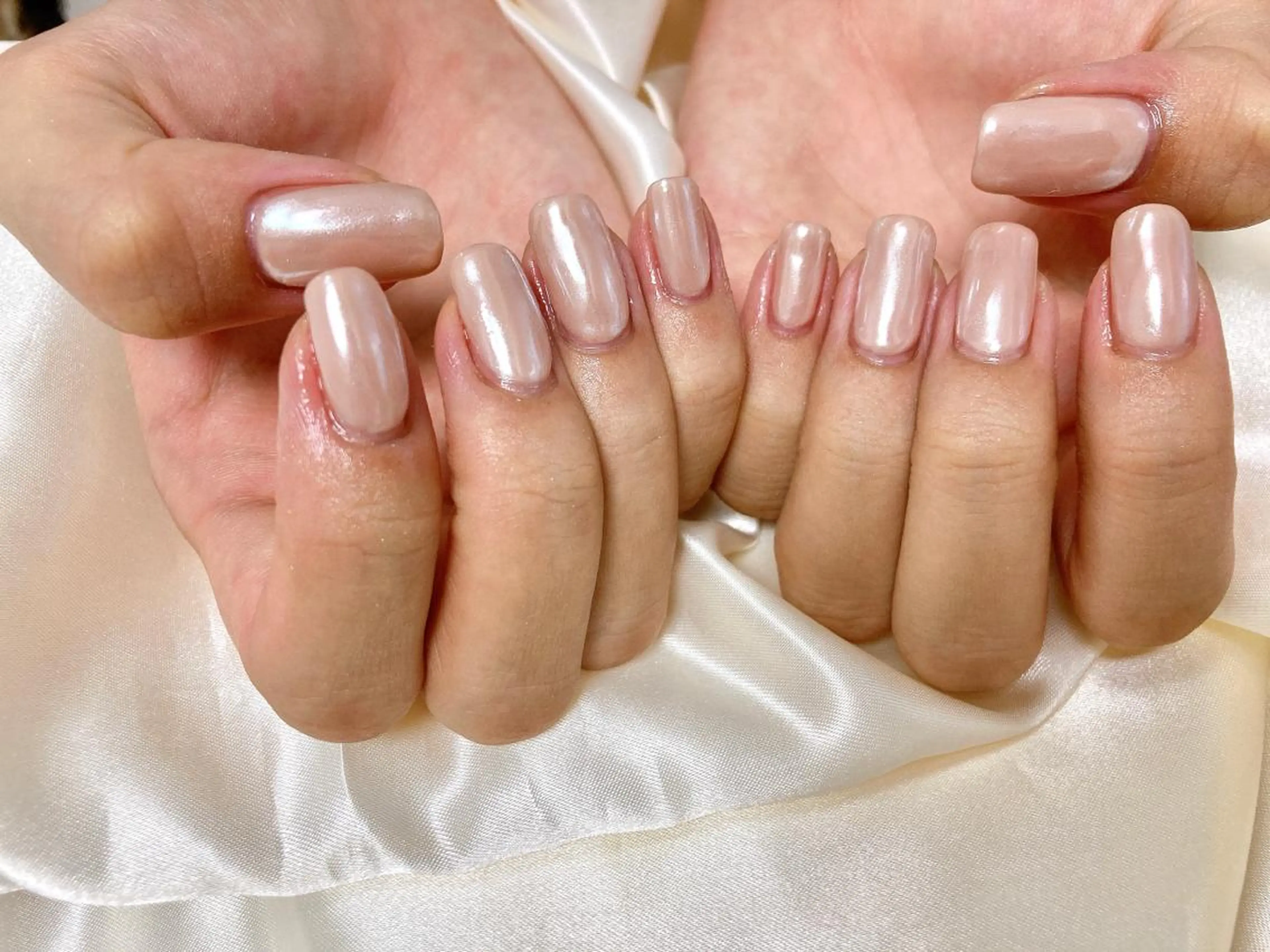 ネイル オーロラネイル ホワイト ハンドネイル mogunail &blowのネイルデザイン