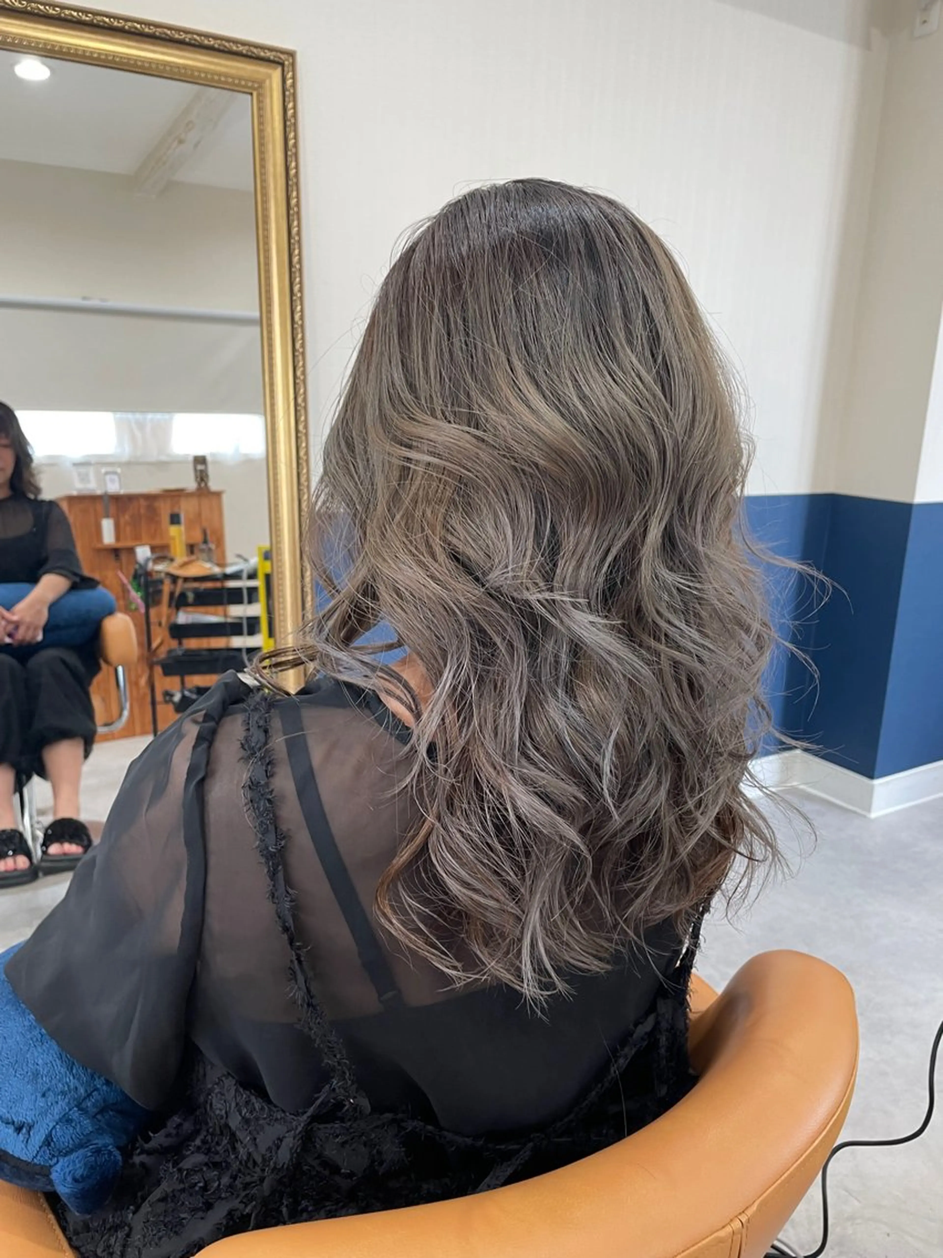 ロング カラー カット ヘアカラー 髪の家 tikiのヘアスタイル