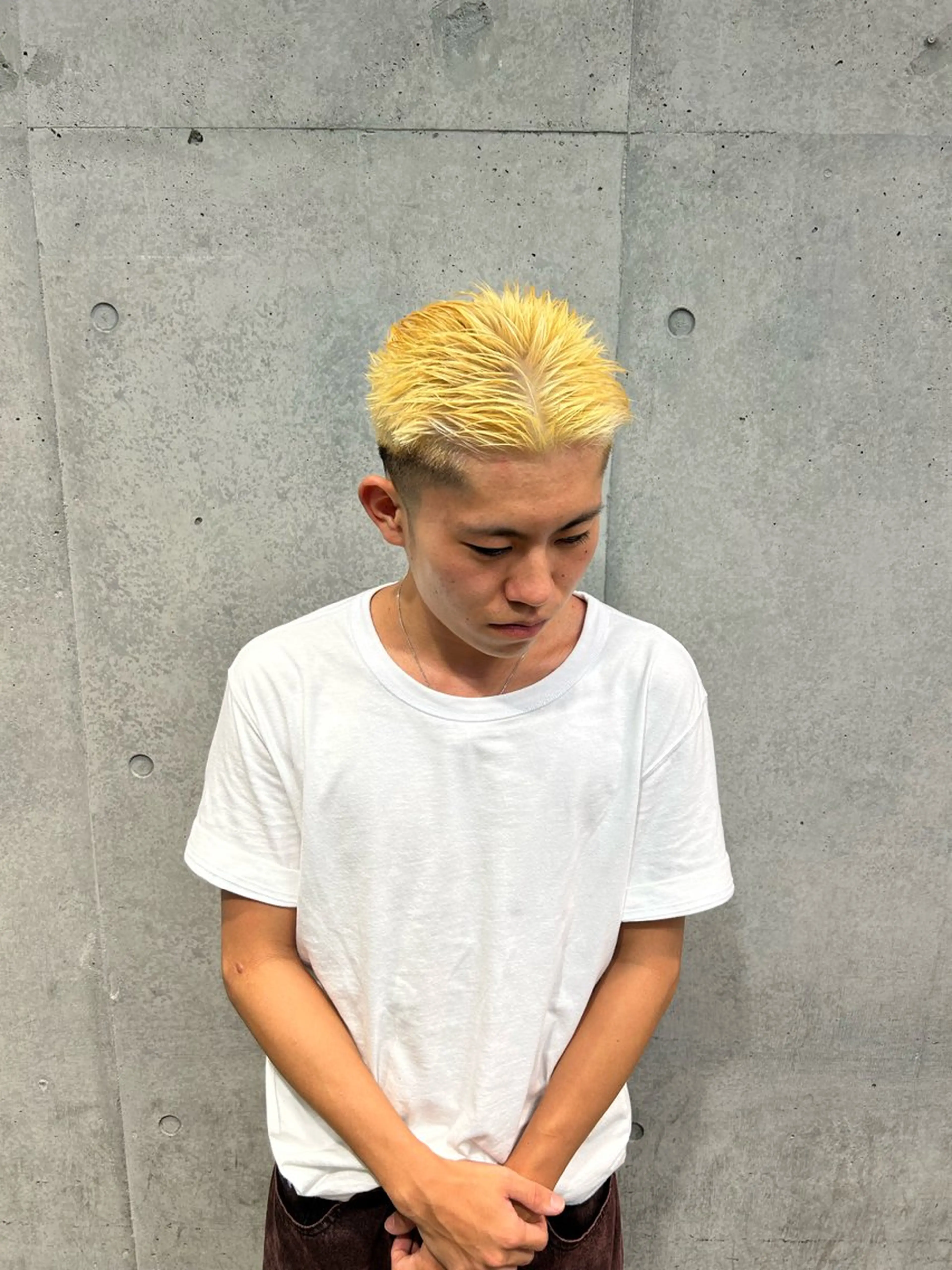 ショート カラー ブリーチ かきあげバング guzzle原宿 佐野将貴のヘアスタイル