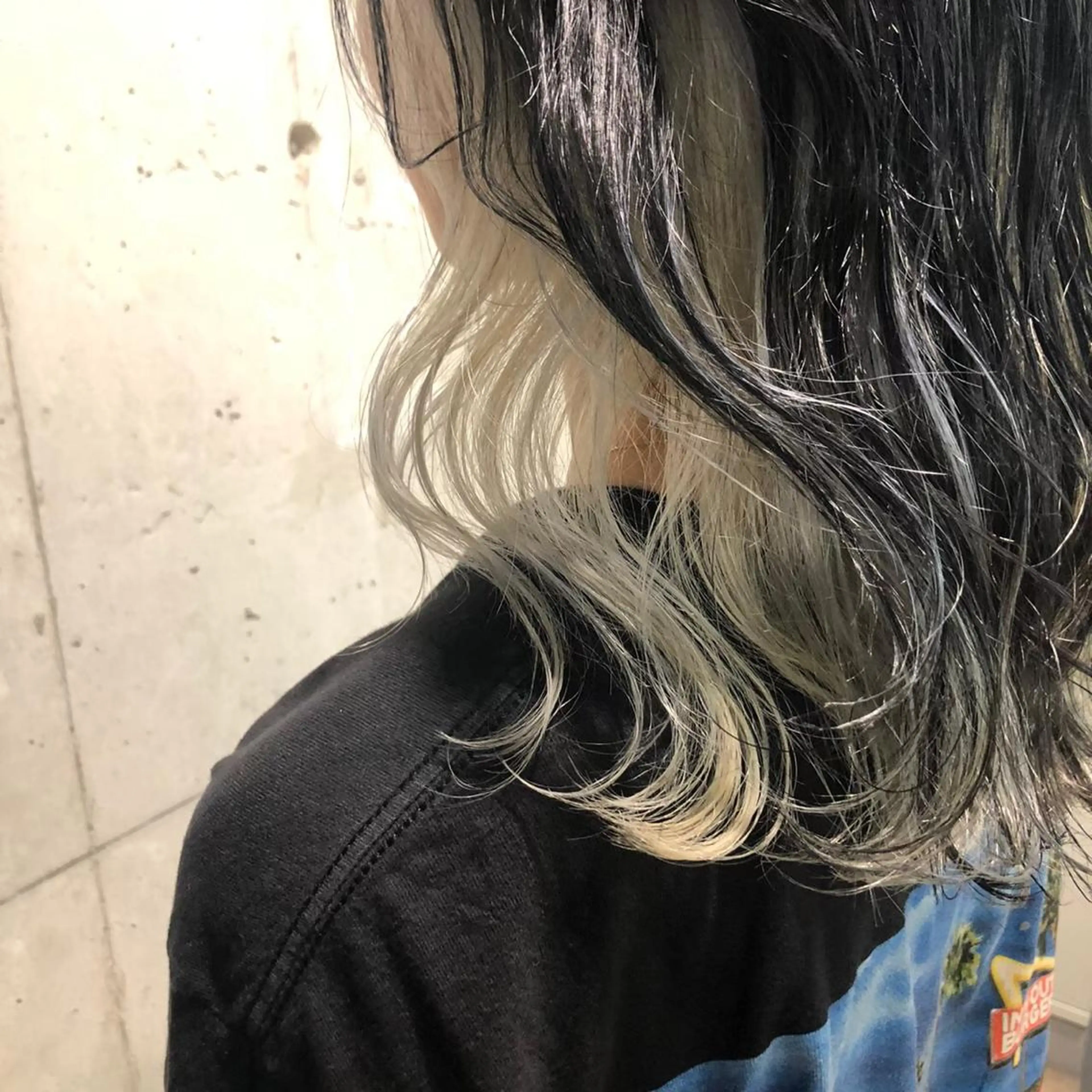 セミロング 寒色＆ブリーチ特化 寒色MiOのヘアスタイル