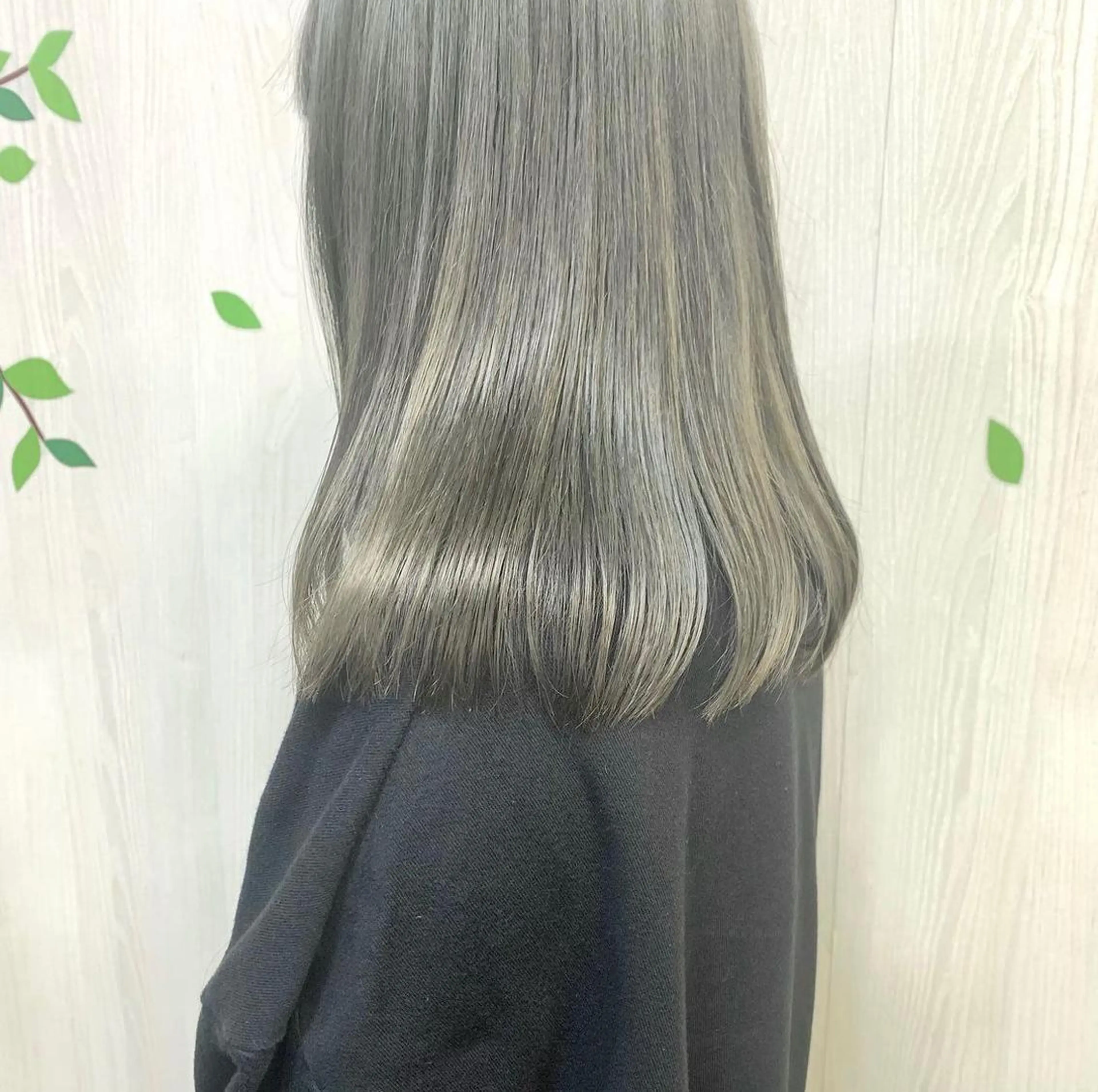 ミディアム カラー ブリーチ グレージュ オリーブグレージュ オリーブグレー ヘアカラー トリートメント 榎 広海のヘアスタイル