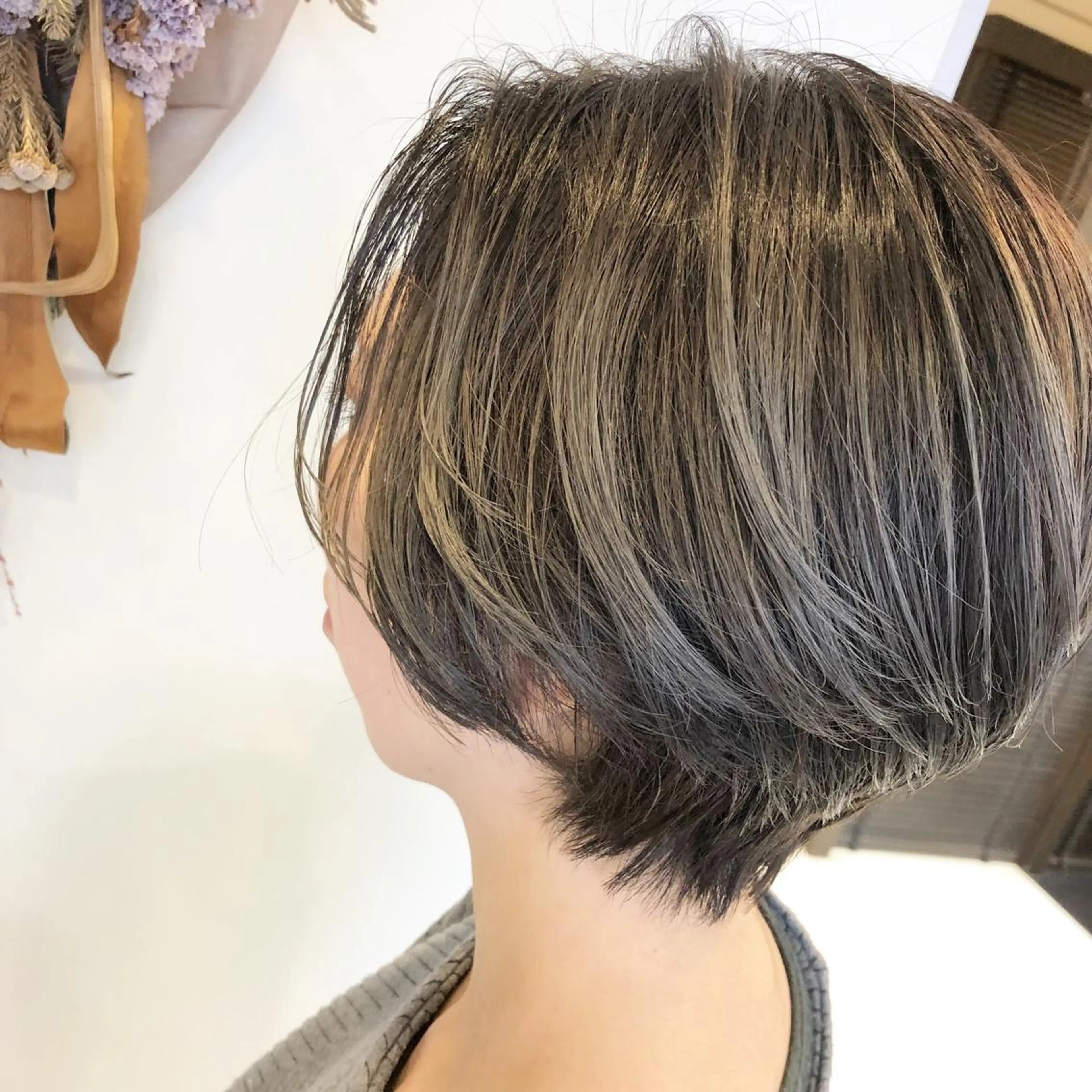 ショート カラー ショートボブ アッシュ バレイヤージュ ハイライトカラー ボブ Kaede .のヘアスタイル