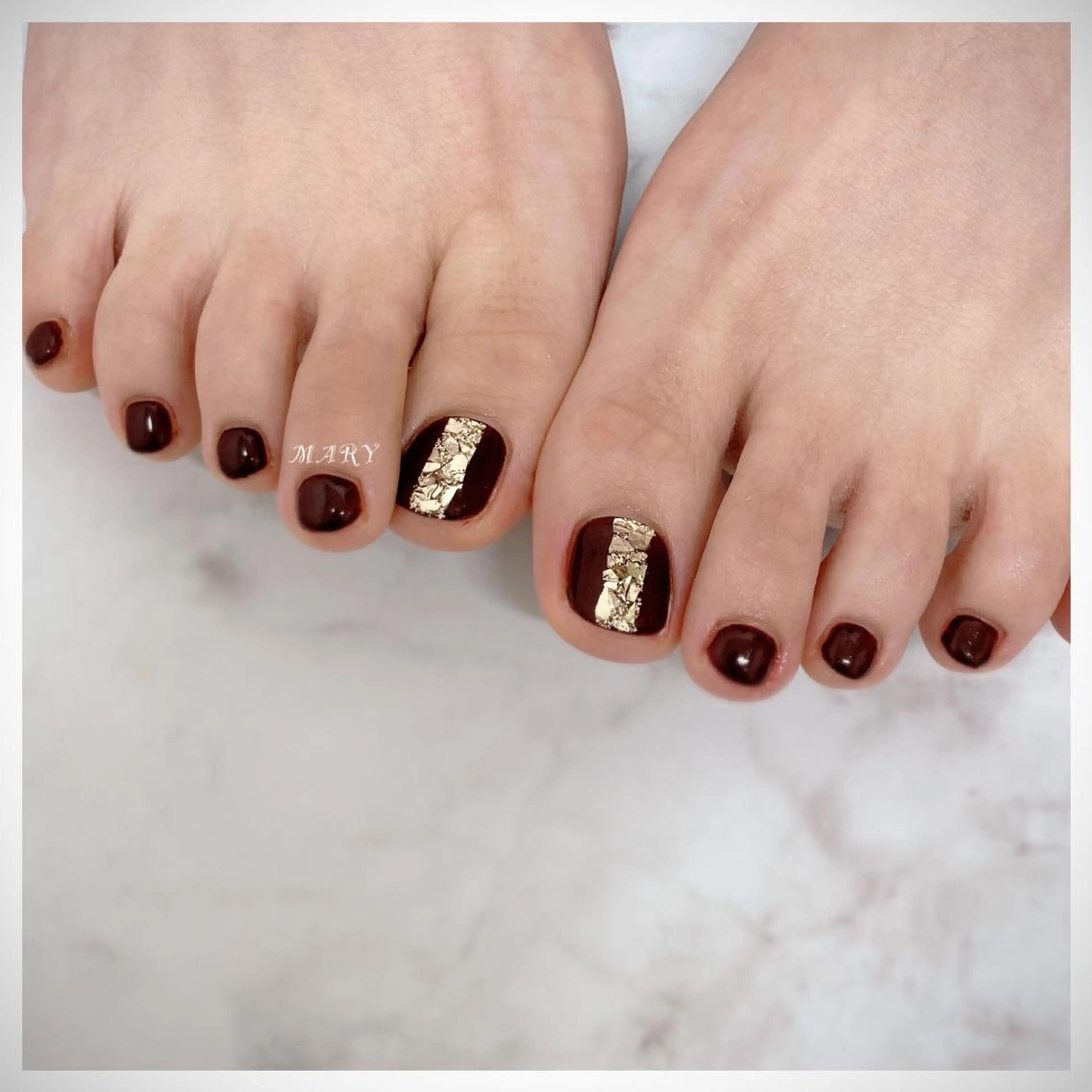 ネイル ボルドー フットネイル ゴールド ニュアンスネイル ワンカラーネイル フットネイル Mary nail .narumiのネイルデザイン
