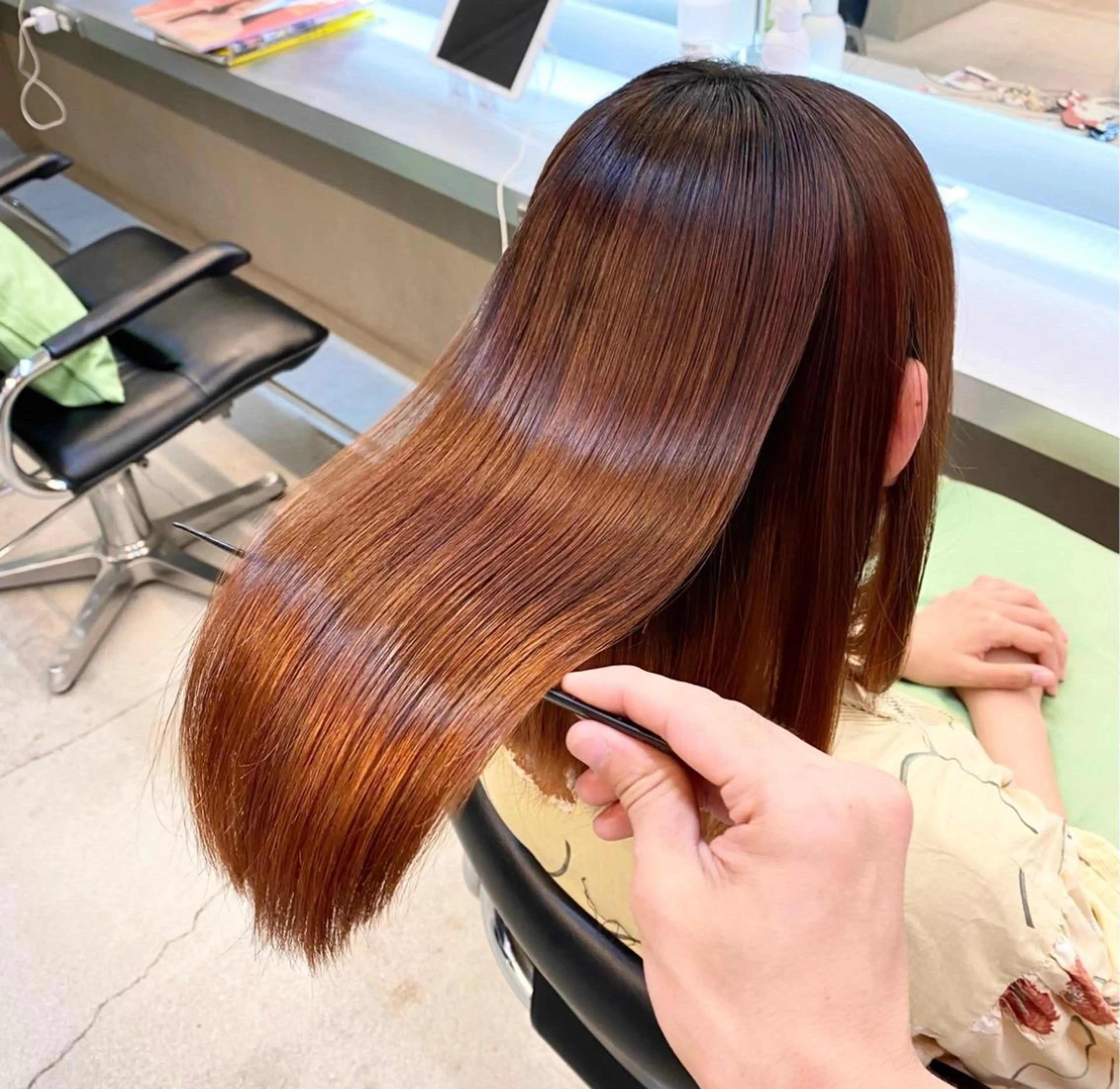 ミディアム パーマ 顔周りカット 伸ばしかけ 縮毛矯正 酸性ストレート ストレートパーマ カット 縮毛矯正 トリートメント 艶髪と透明感を ‼️/若林のヘアスタイル