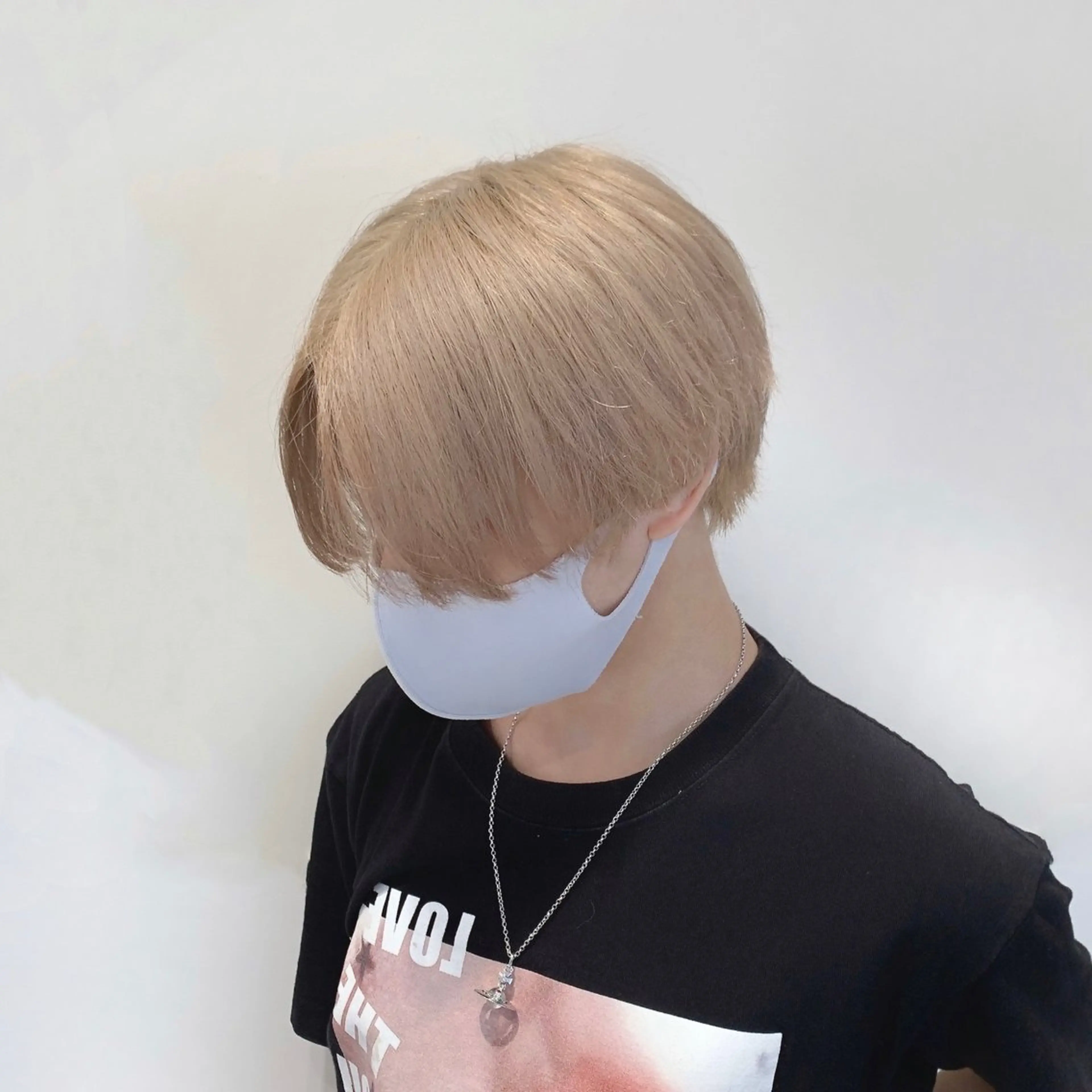 カラー メンズ センターパート メンズハイトーン マッシュウルフ マッシュ 刈り上げ 韓国ヘア/レイヤー/ 顔まわり/りょーとのヘアスタイル