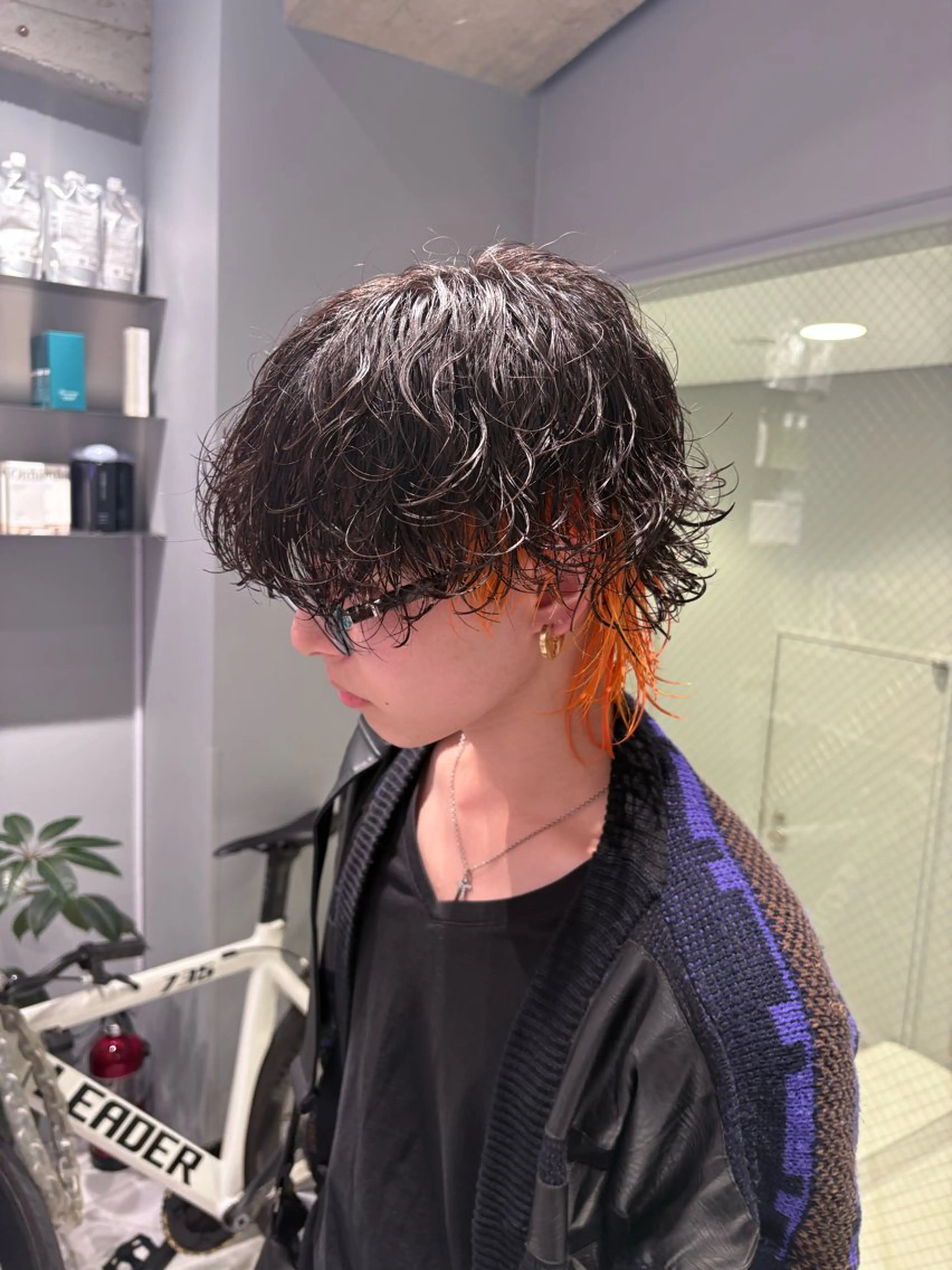 ミディアム カラー パーマ メンズ ミディアムパーマ メンズパーマ カット ヘアカラー トリートメント 菜々🫧新宿 透明感ケアブリーチのヘアスタイル