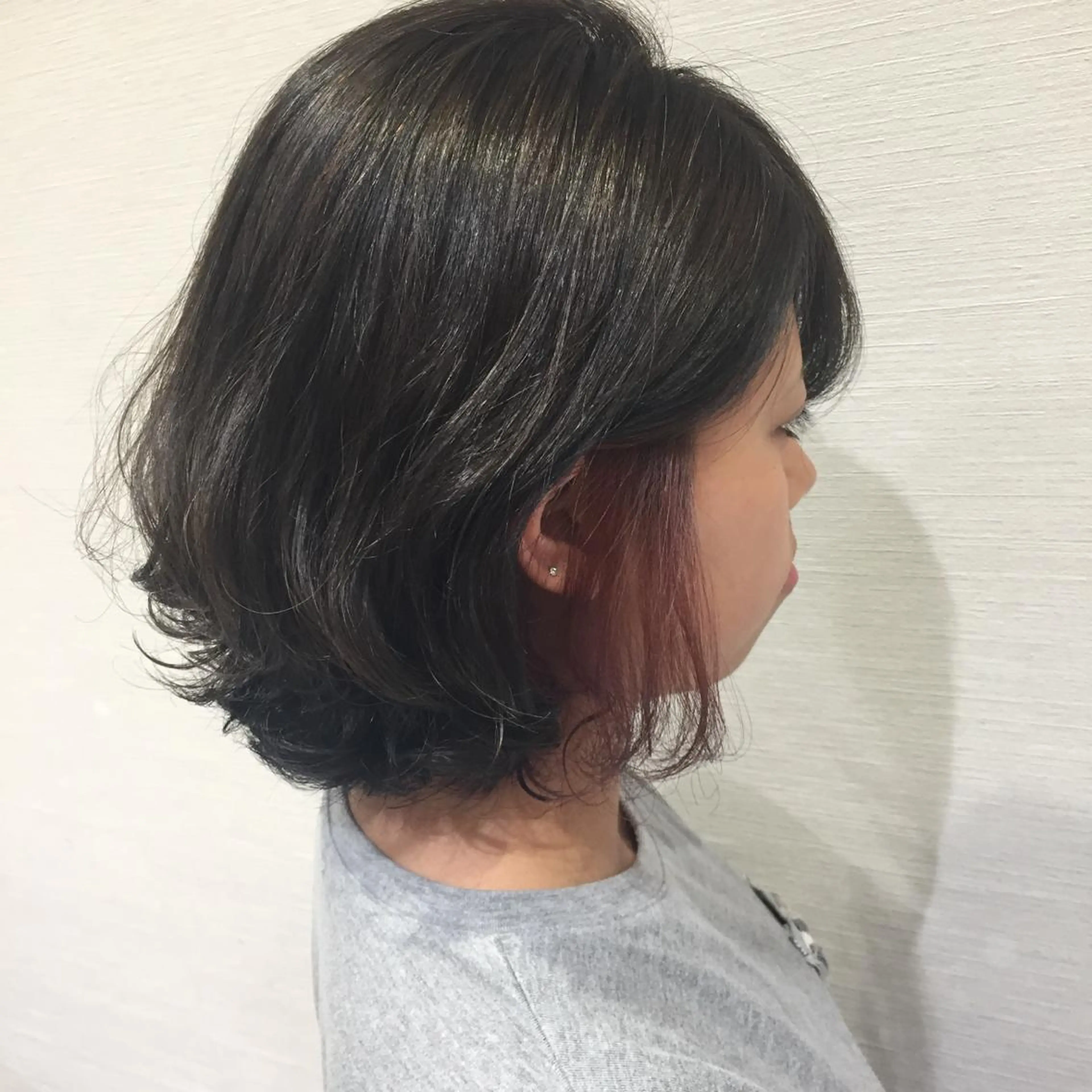 カラー アッシュ アッシュグレー 赤阪 優奈のヘアスタイル