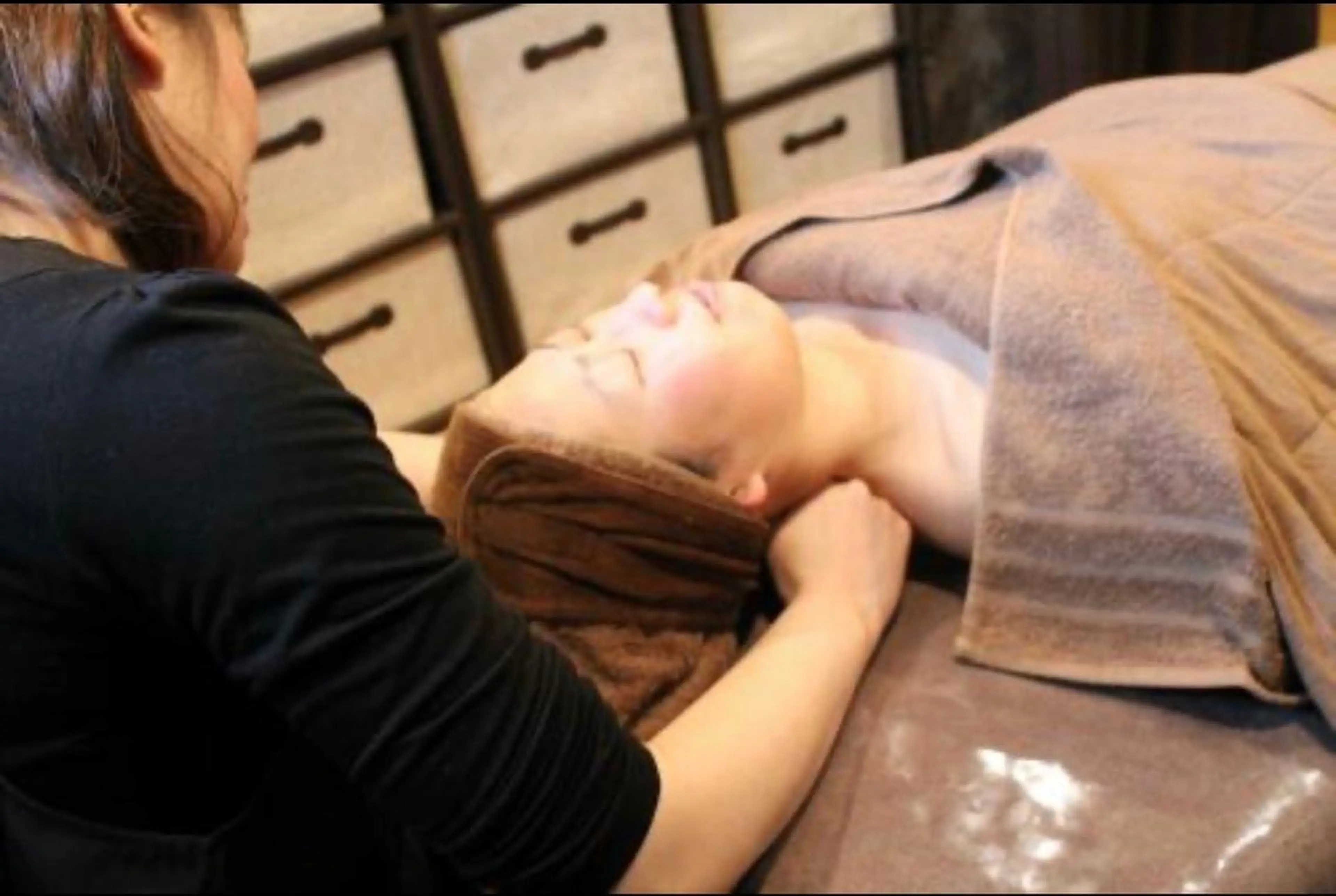 フェイシャル顔筋マッサージ　デコルテ、ヘッド付きの写真