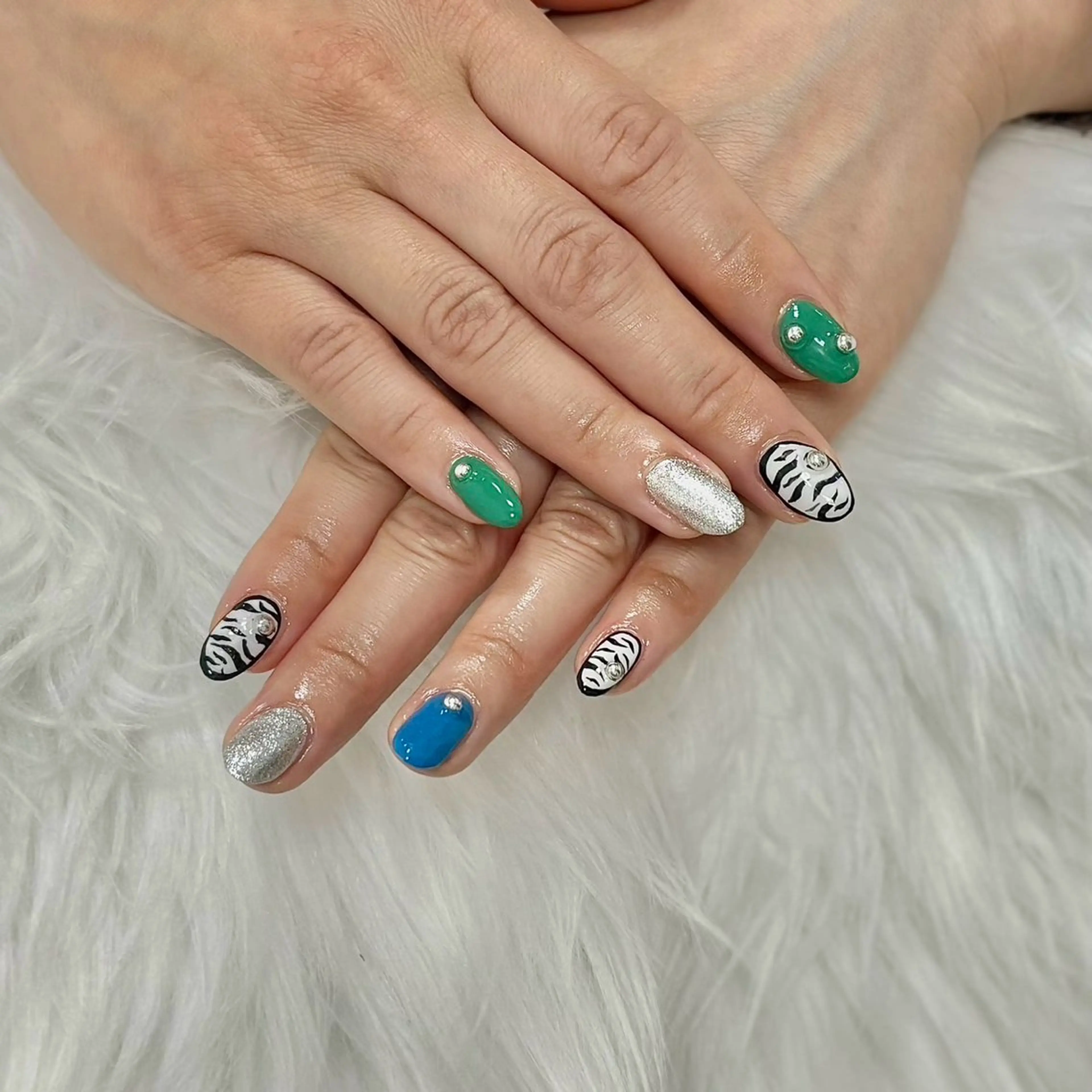 ネイル アニマル柄 ブルー カジュアル グリーン ラメ(グリッター) ハンドネイル PROVE NAIL 爪整体のネイルデザイン