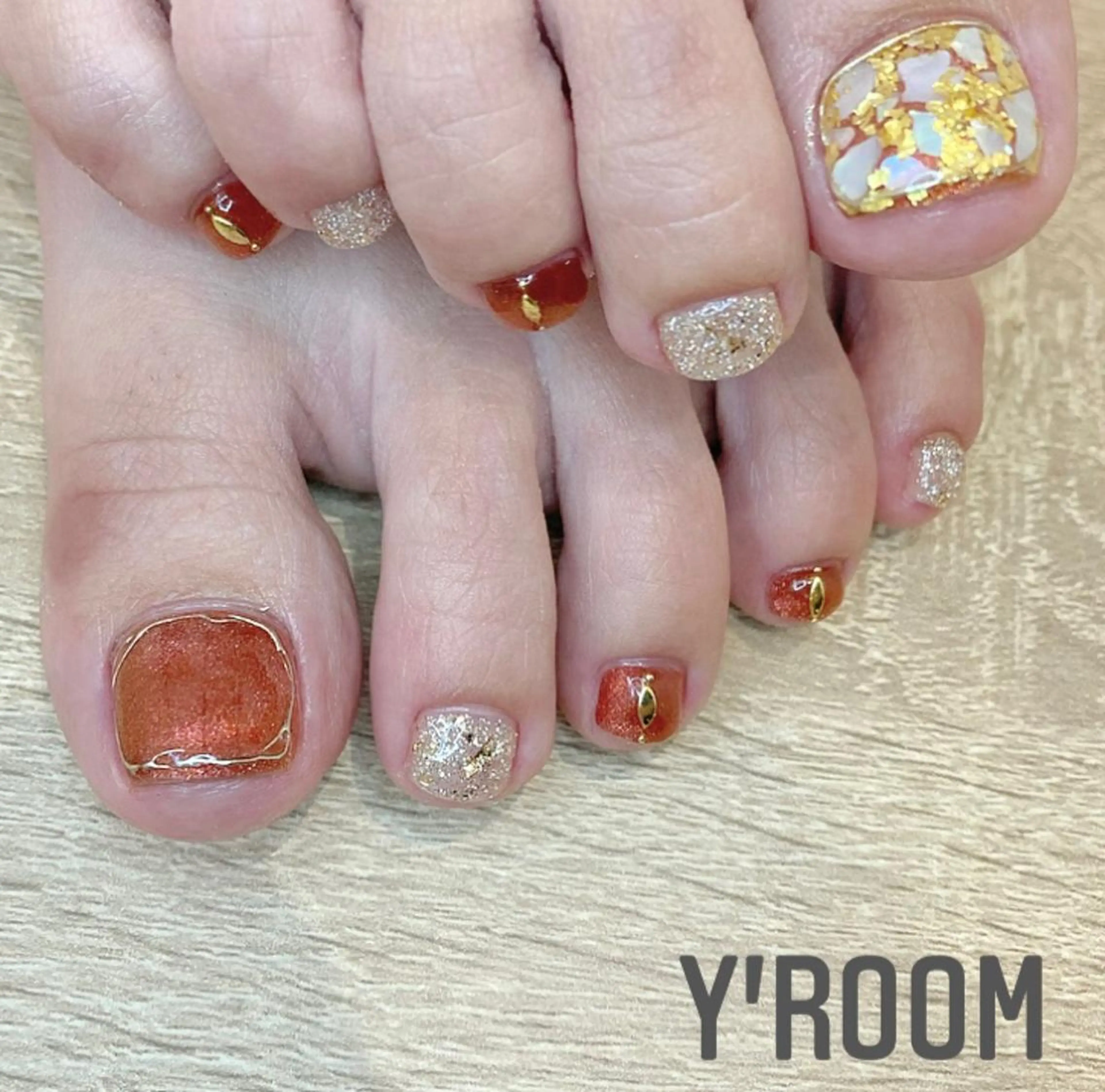 ネイル オーロラネイル フラッシュネイル フットネイル ジェルネイル 氷ネイル・うるうるネイル YUKA （ネイリスト）のネイルデザイン