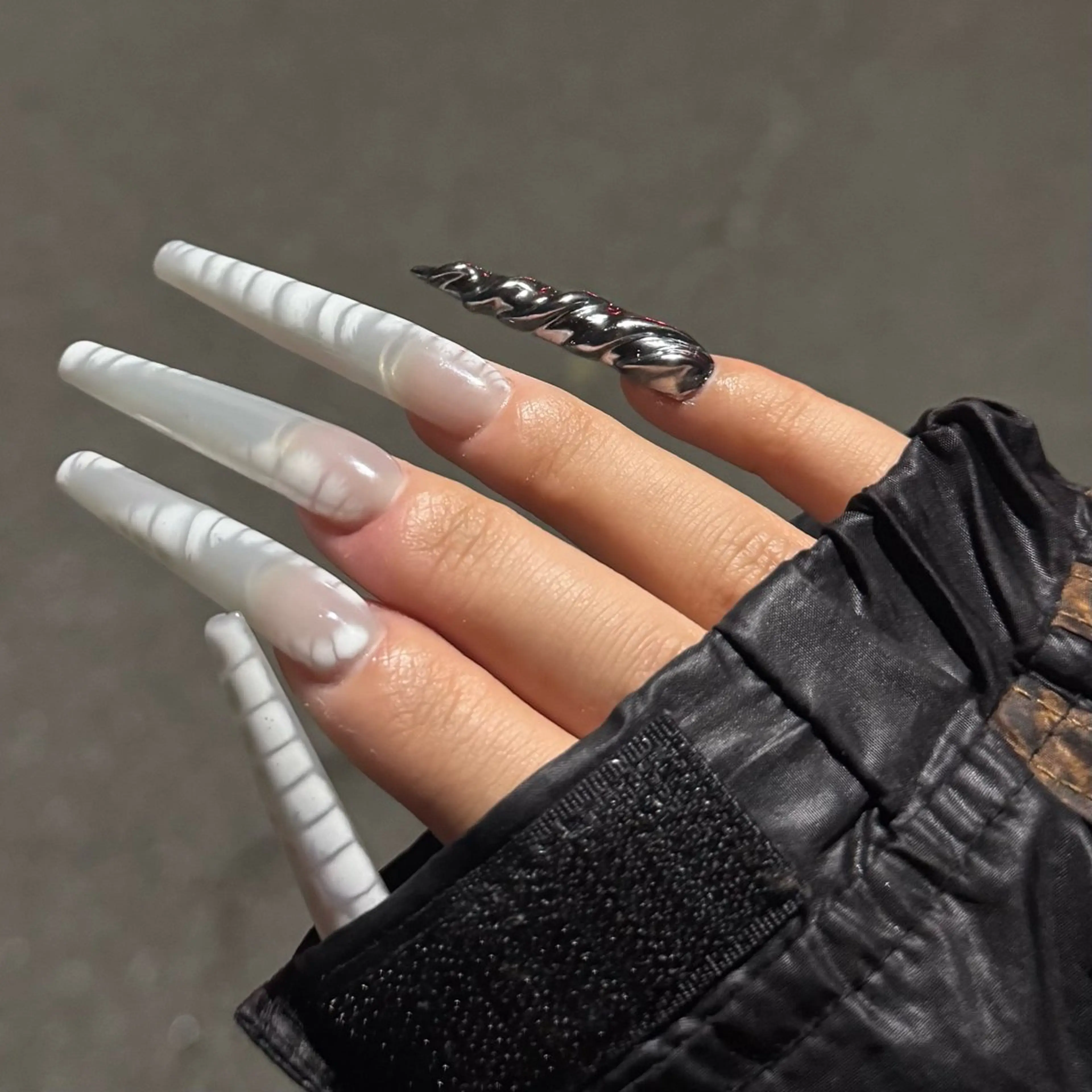 ネイル ロングネイル ネイルチップ ハンドネイル IROHA NAIL Kurumi🪽🫧のネイルデザイン