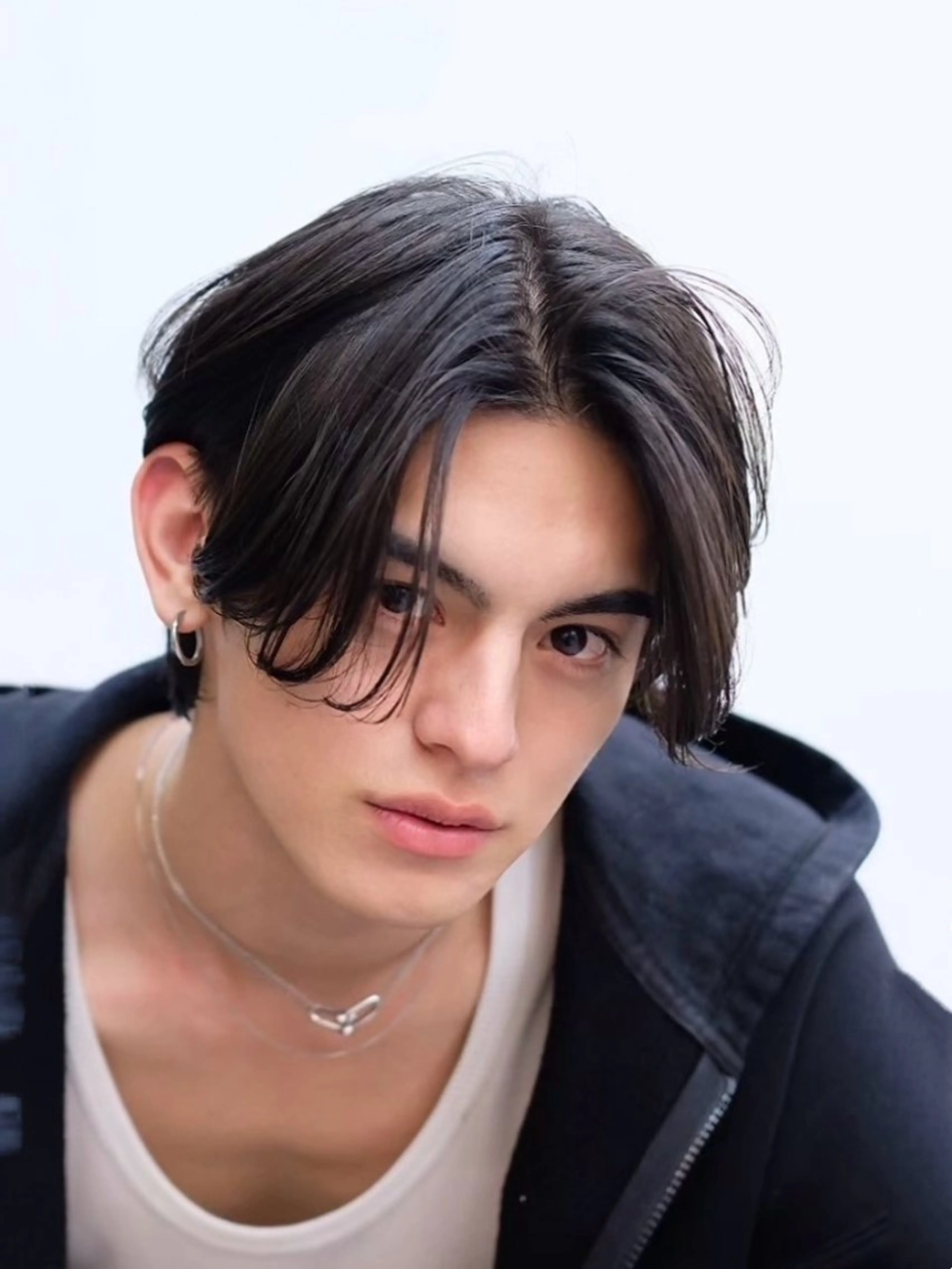 ショート パーマ メンズ メンズブリーチ センターパート フェザーパーマ カルマパーマ メンズ韓国風 カット パーマ 安藤幹人 メンズパーマのヘアスタイル