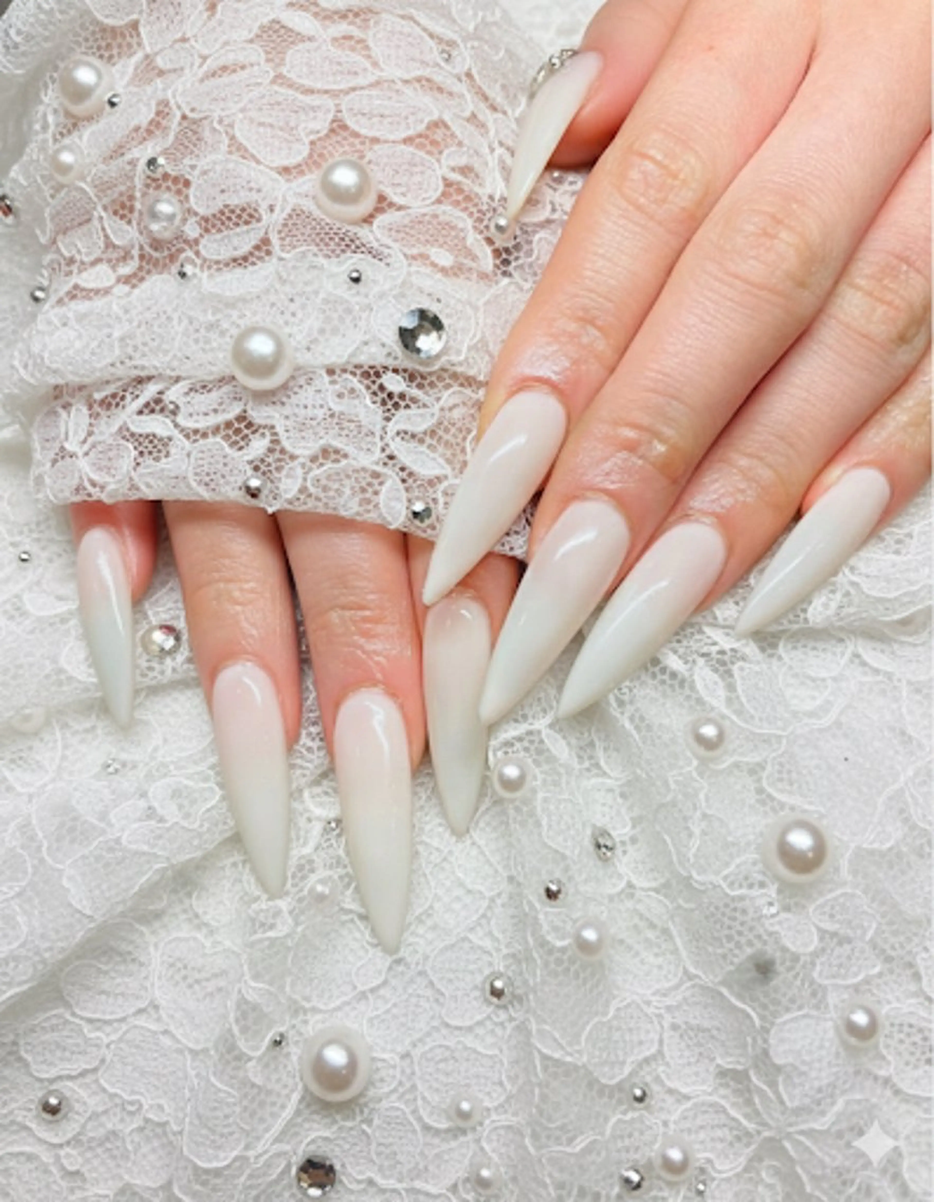 ネイル ホワイト ハンドネイル UNABOMBA (24時間営業)のネイルデザイン