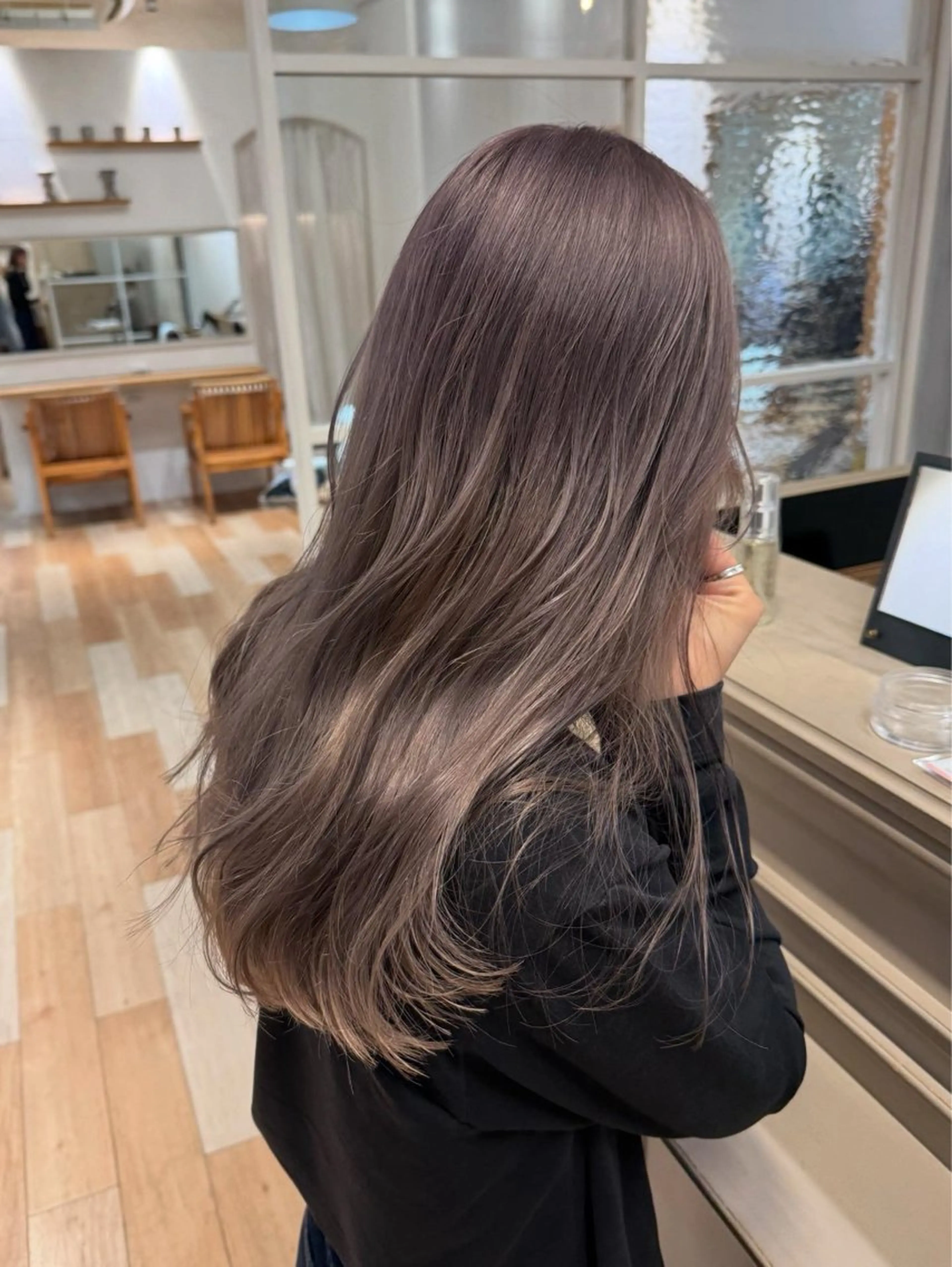 ロング カラー ミルクティー× グレージュMOMOのヘアスタイル