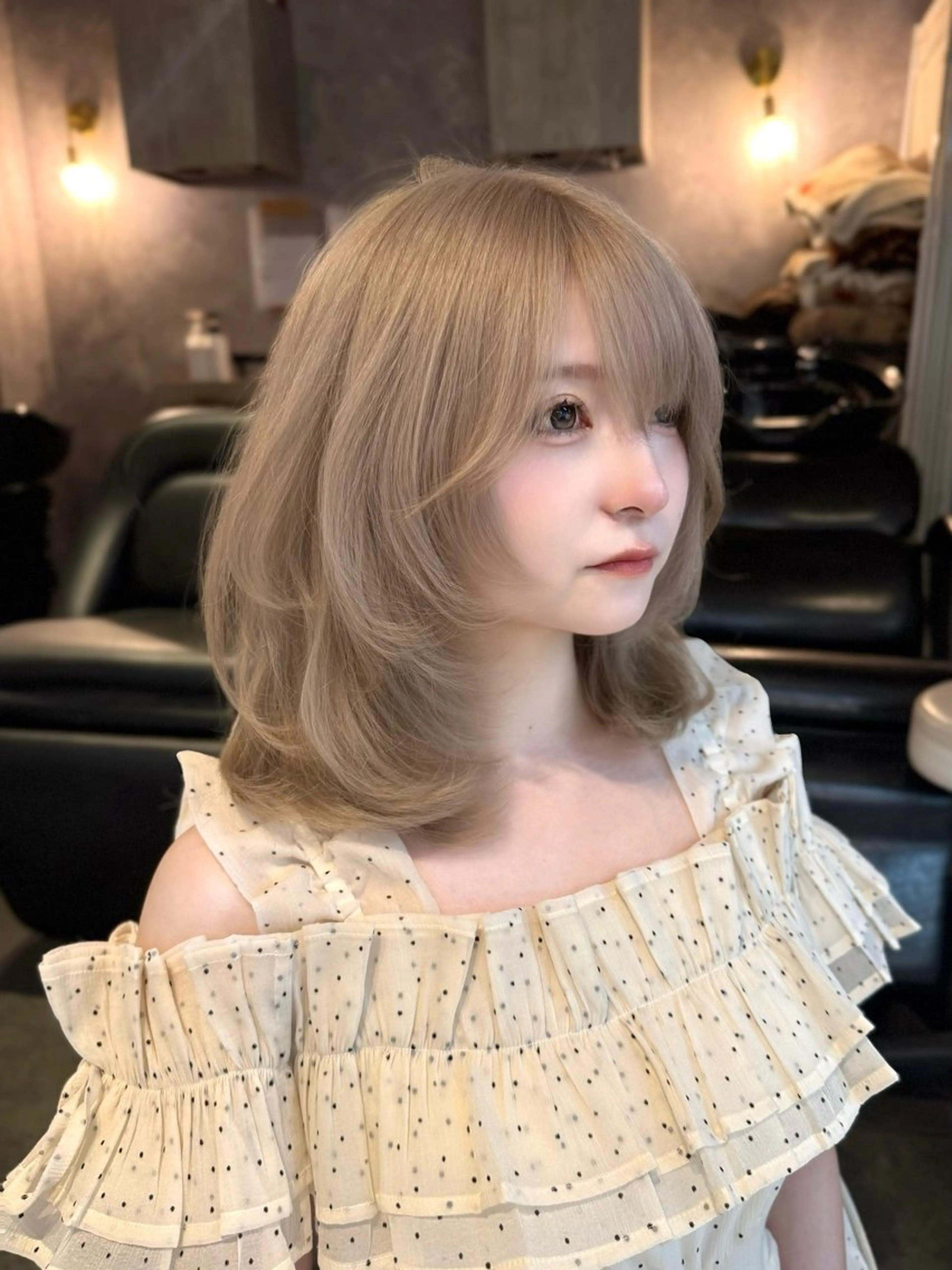 ミディアム カラー ヘアアレンジ ベージュカラー ブリーチ 透明感カラー デザインカラー グレージュ ヘアカラー トリートメント 🌱巴結生🌿大宮 ☁️ミルクティーのヘアスタイル