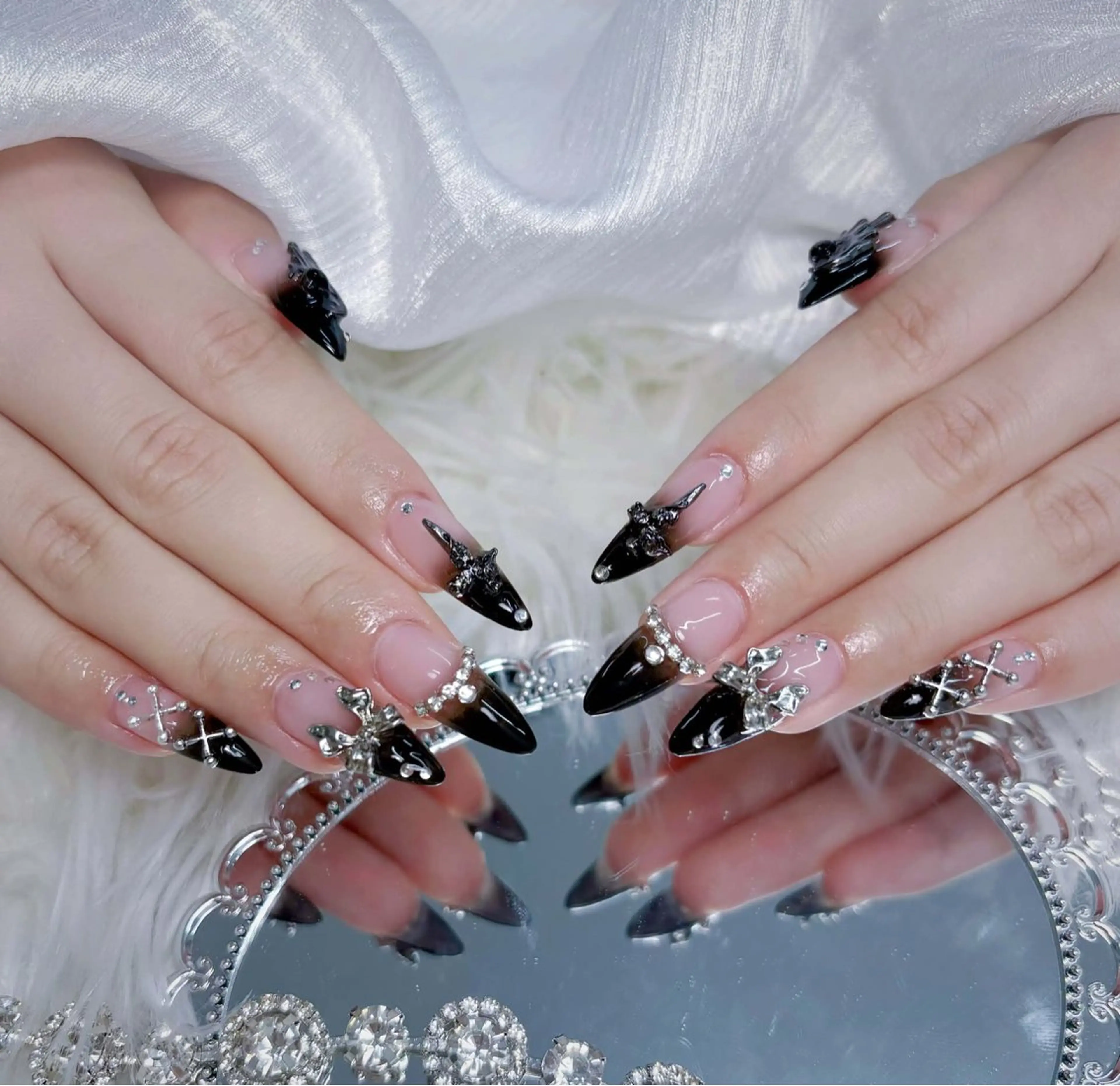 ネイル フレンチネイル ジェルネイル グラデーション 氷ネイル・うるうるネイル キラキラネイル ハンドネイル ハンドケア Nova Nailのネイルデザイン