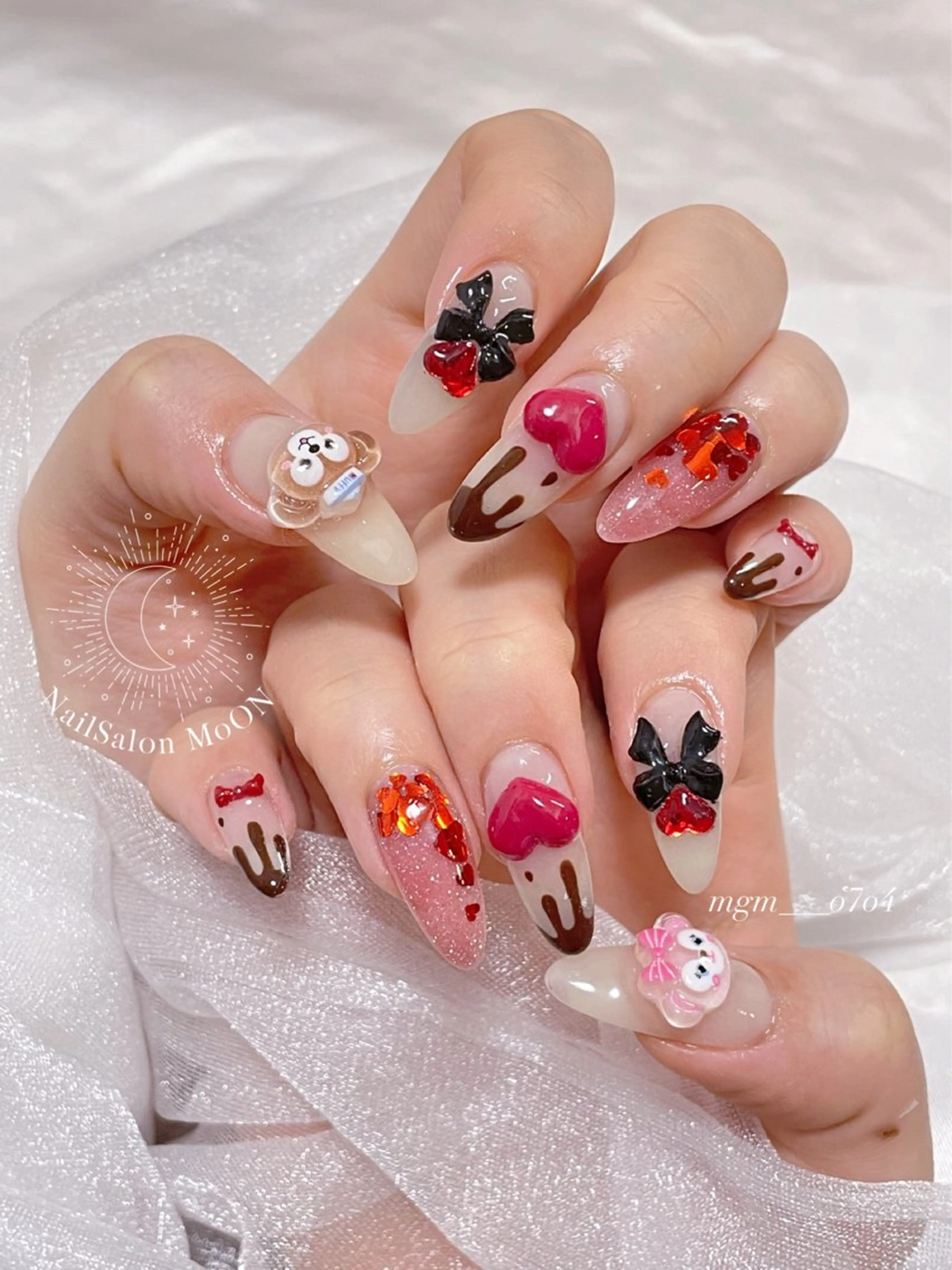 MoON...❤︎ MeGuのネイルデザイン