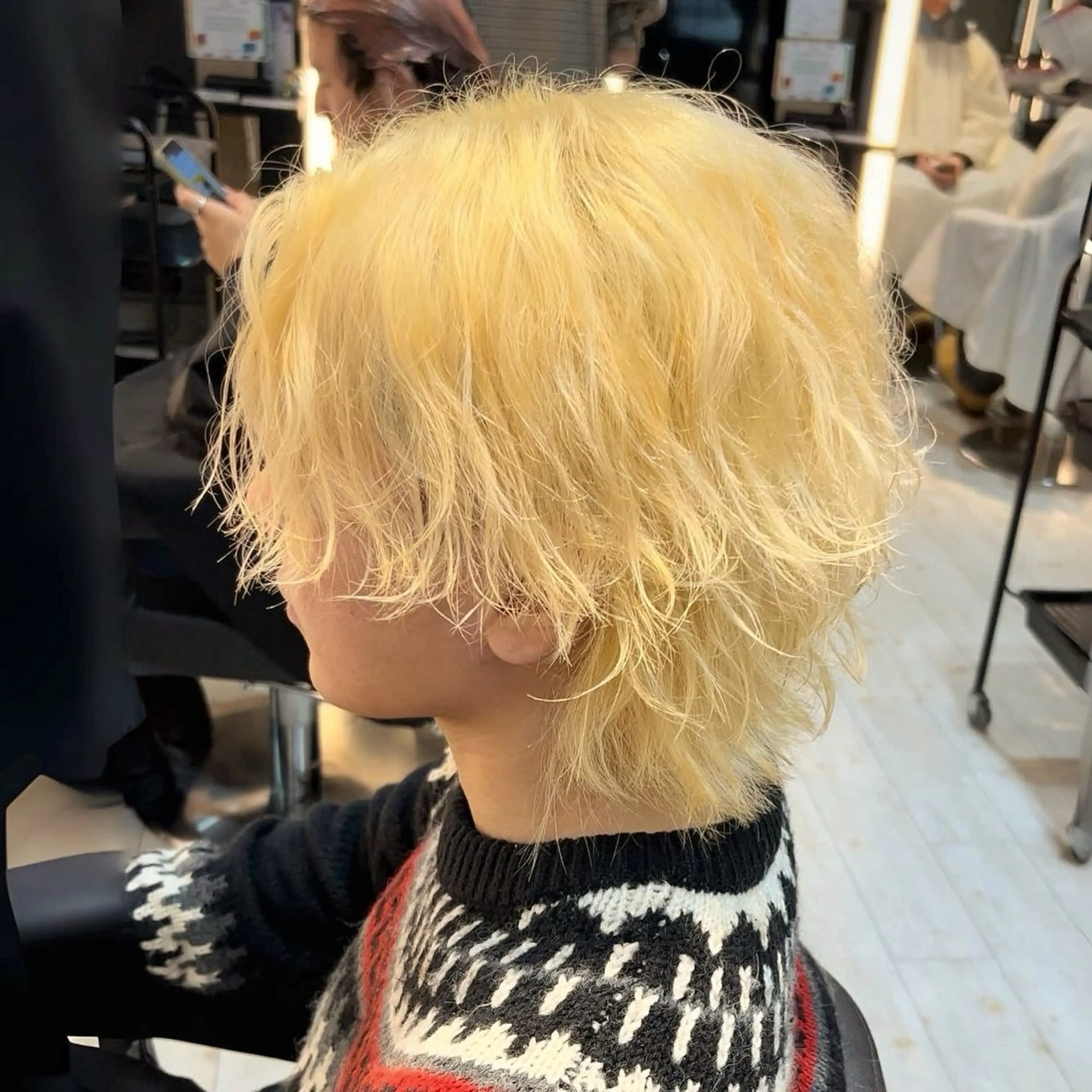 カラー メンズ 抜きっぱなしブロンド ブロンド カット ヘアカラー トリートメント 有働由良／ハイトーン ／韓国メンズヘアのヘアスタイル