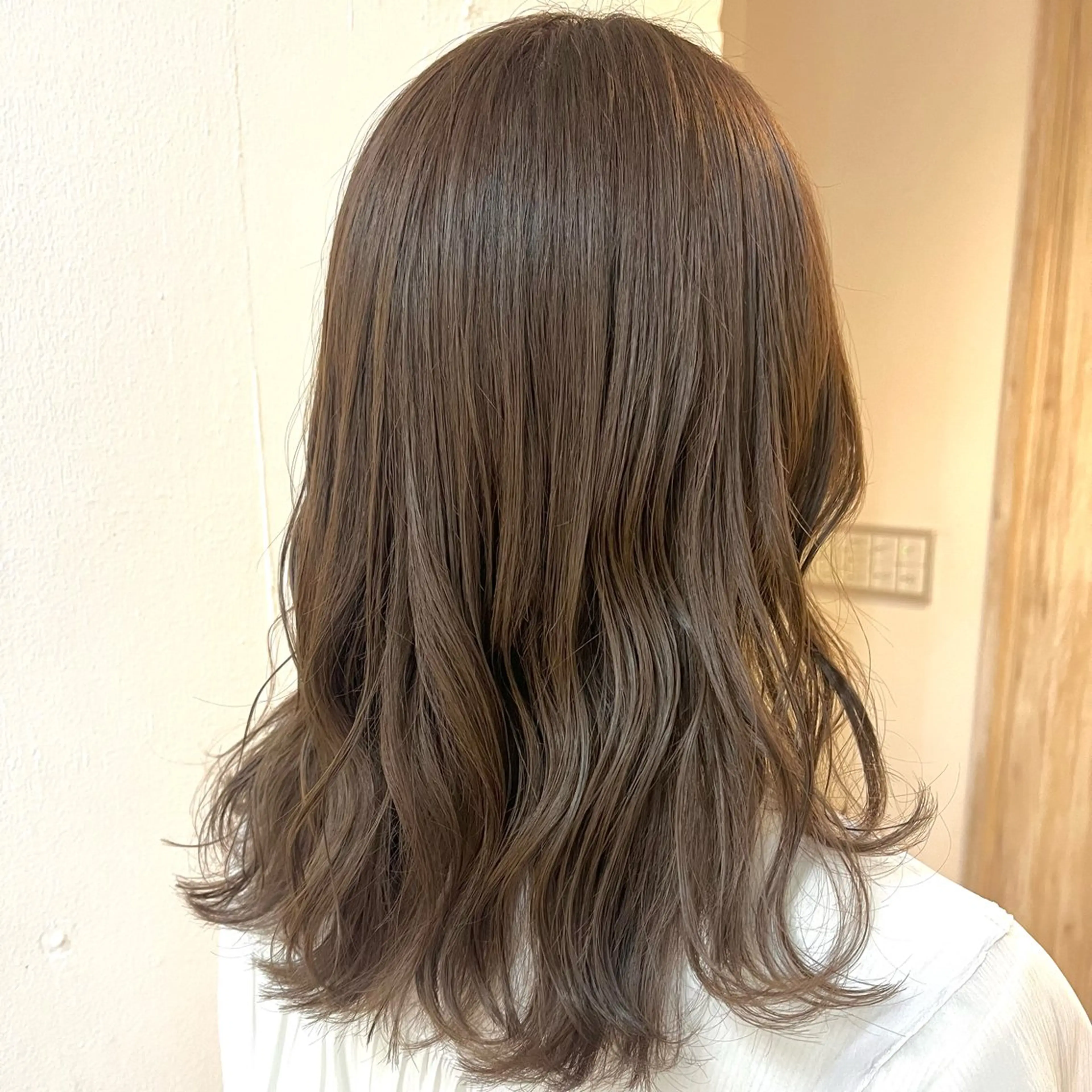 ミディアム カラー カット ヘアカラー トリートメント 透明感カラー/ 髪質改善/レイヤーのヘアスタイル