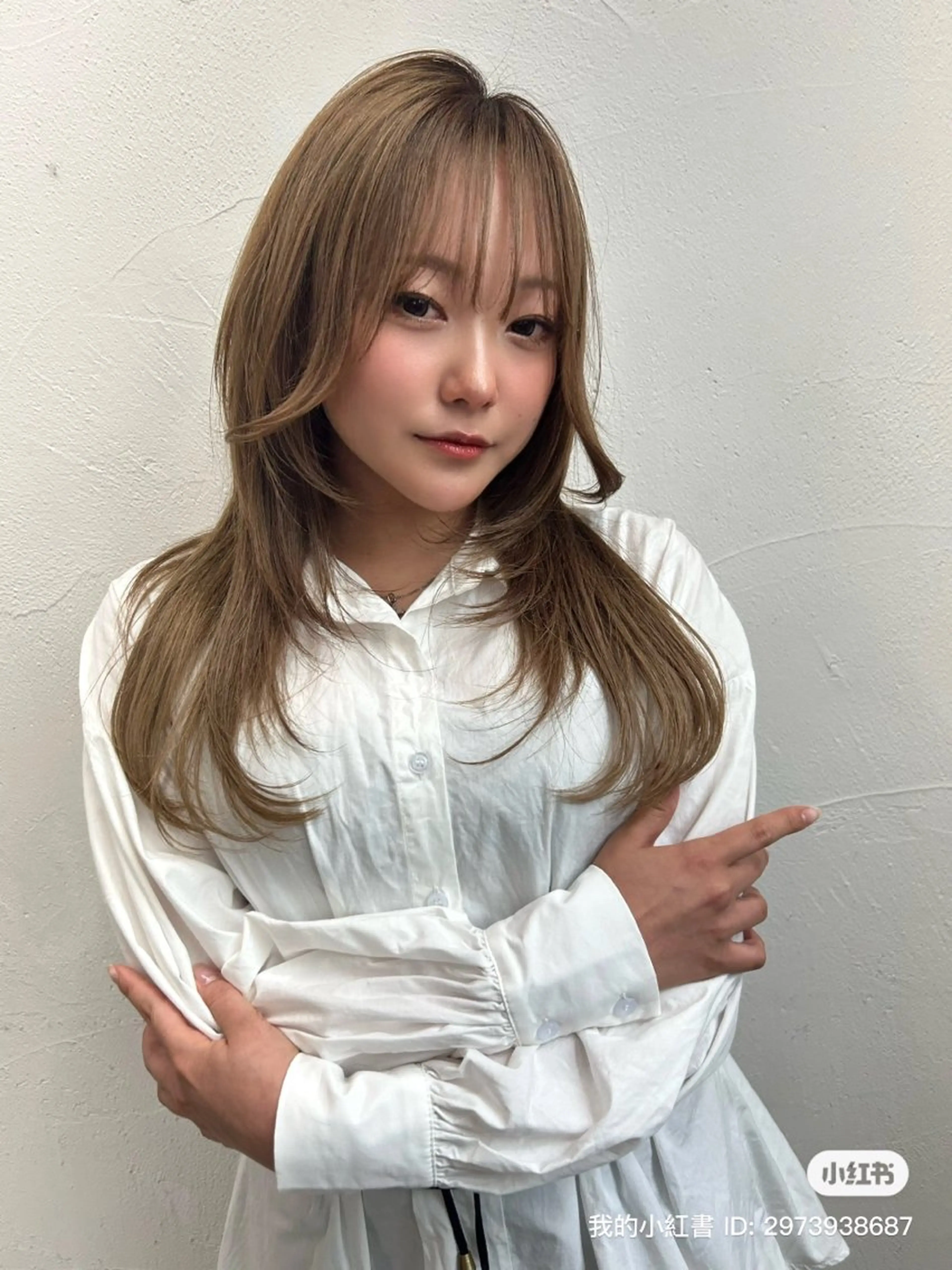 セミロング カラー ベージュカラー ブリーチ ダブルカラー ブリーチなしカラー レイヤーカット RYOSUKE ハイトーンのヘアスタイル