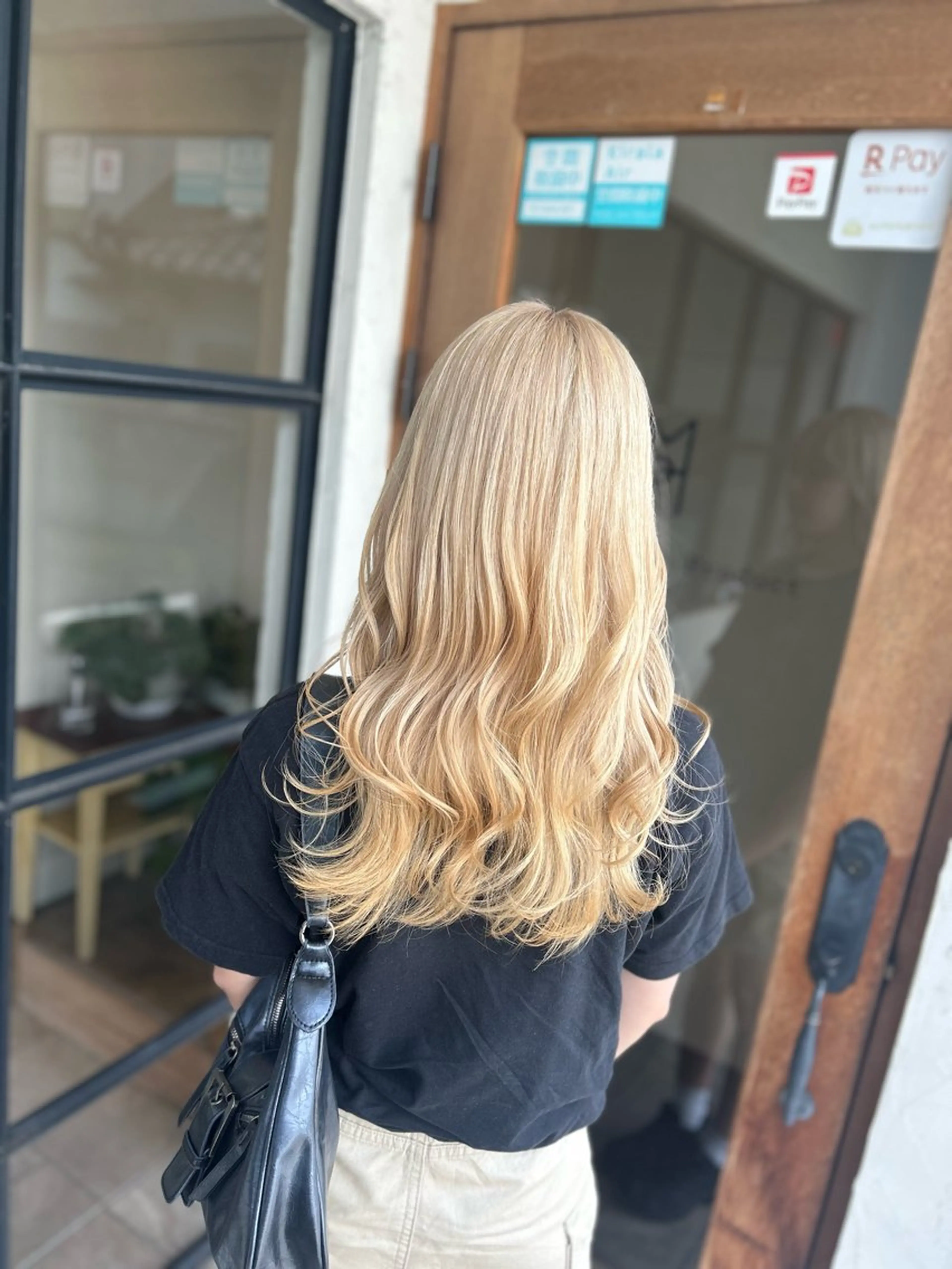 ロング カラー ベージュカラー ブリーチ ブロンド ブロンドベージュ ヘアカラー トリートメント 井上 花音のヘアスタイル