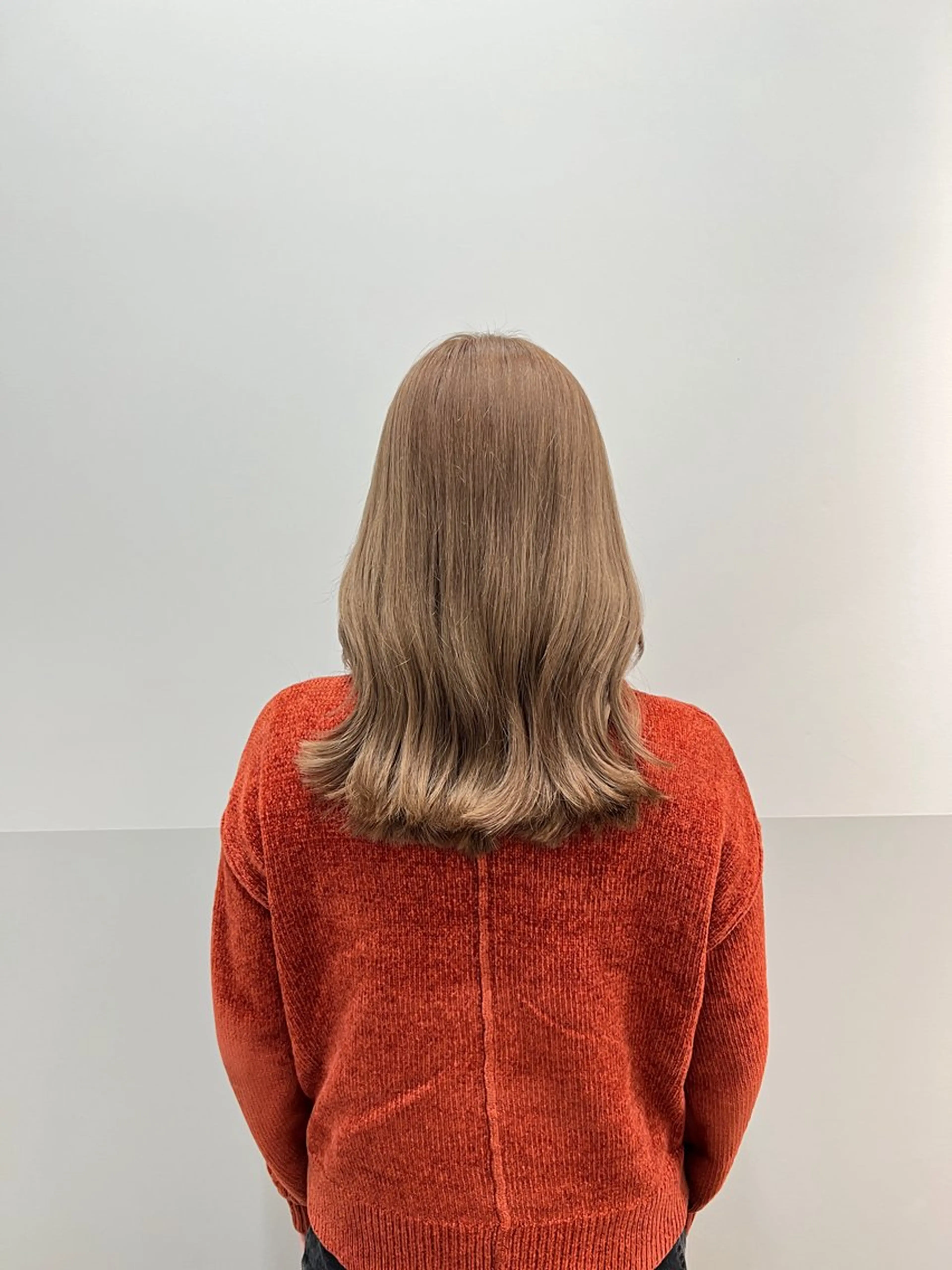 ミディアム カラー ヘアアレンジ ベージュカラー ブリーチ ミルクティーベージュ ヘアカラー トリートメント 似合わせレイヤー/ 美髪縮毛矯正/ミナエのヘアスタイル