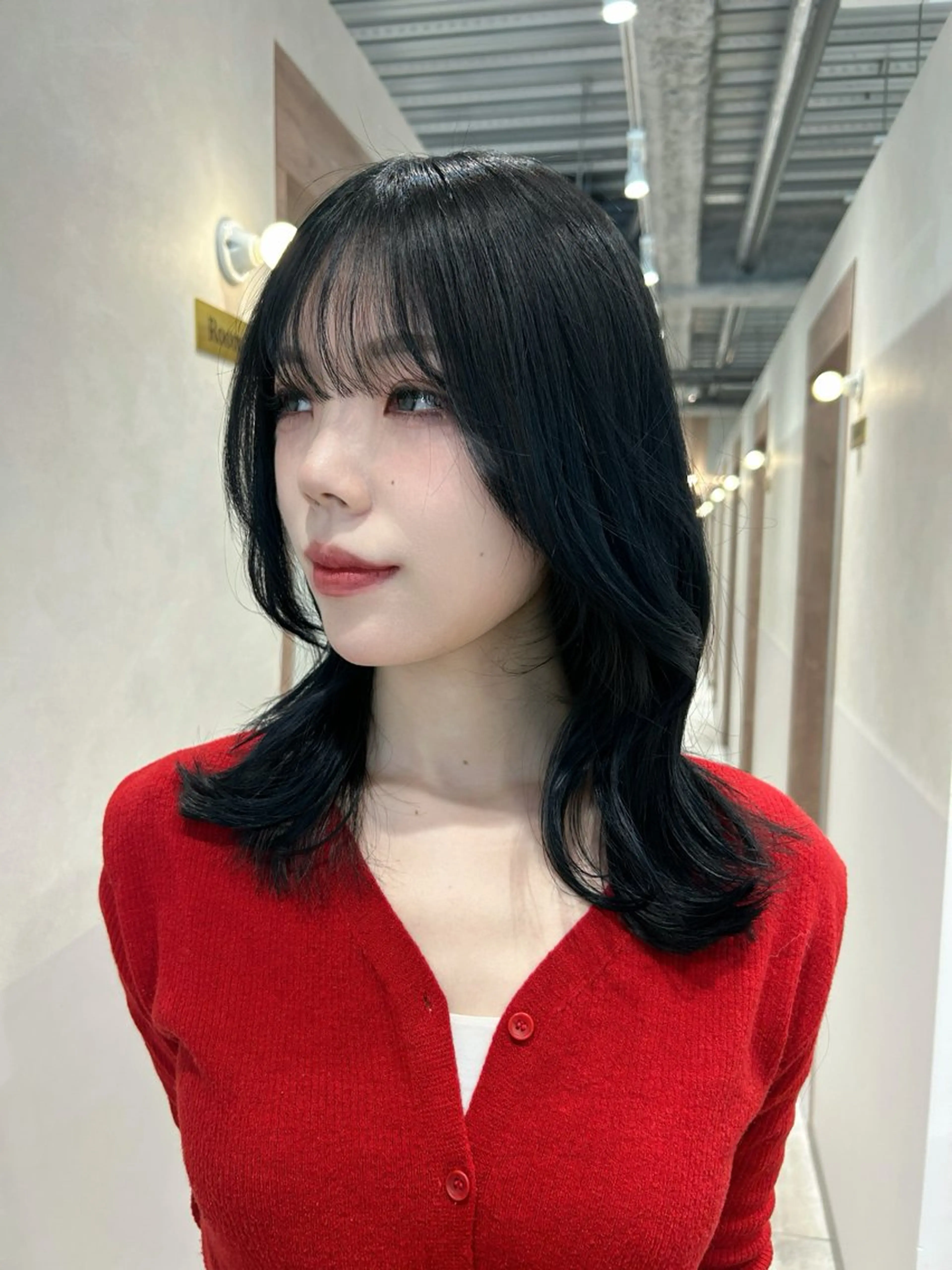 セミロング カラー 黒髪 ブルーカラー ブルーブラック ヘアカラー トリートメント SALOWIN栄 三丁目 木戸里実のヘアスタイル