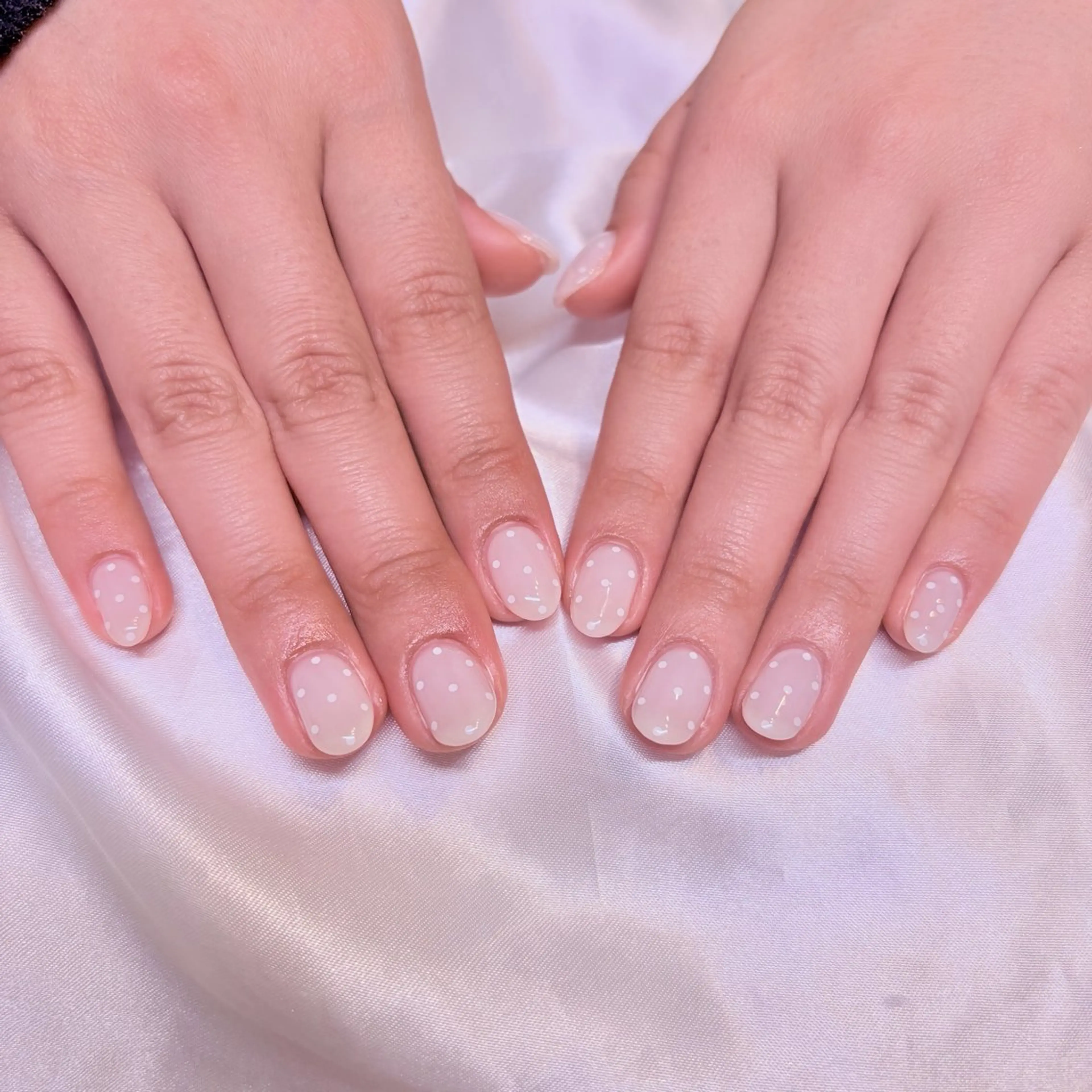 ネイル ドット ホワイト ハンドネイル nail salon e'mu💐のネイルデザイン