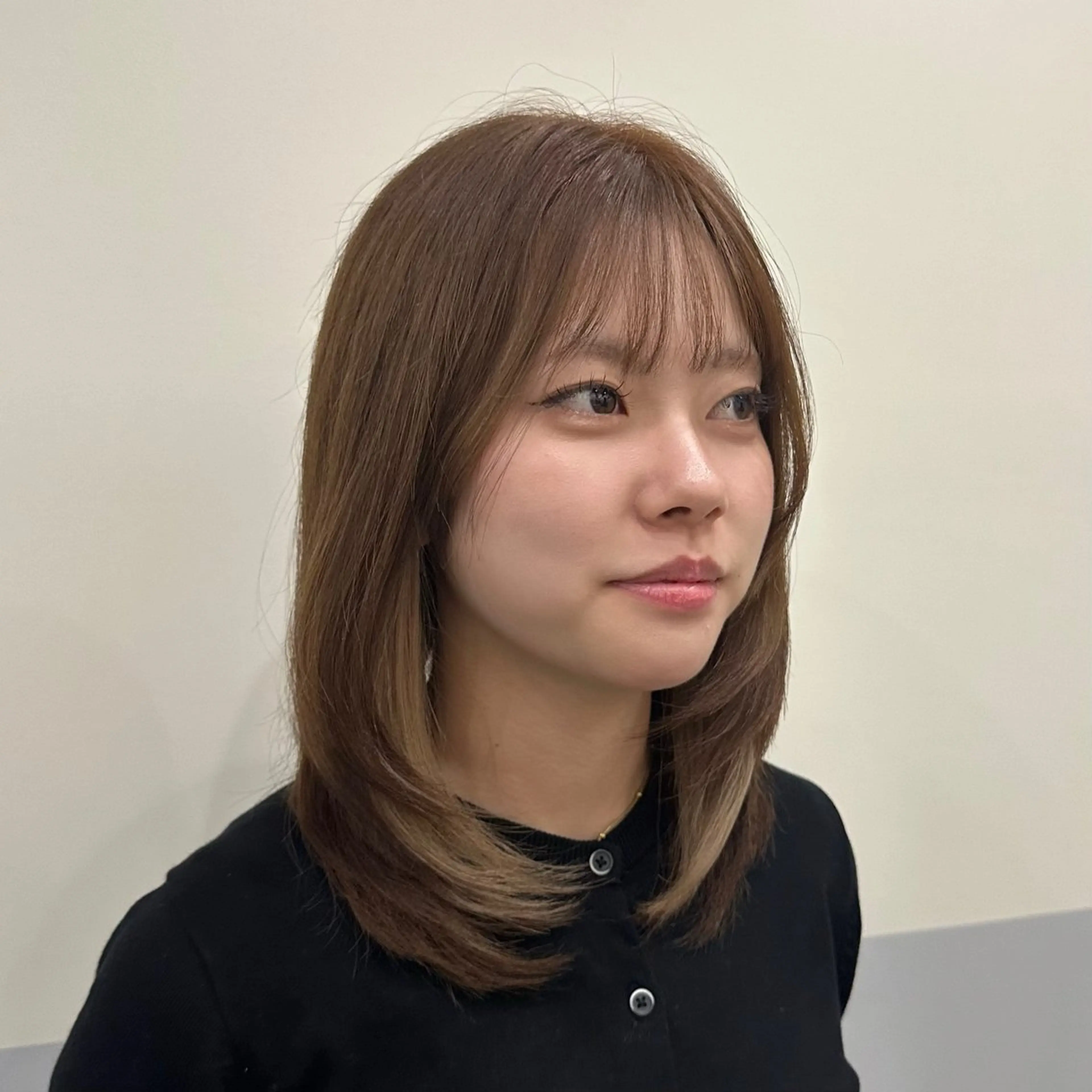 ミディアム カラー ベージュカラー ブリーチ ブラウンカラー 透明感カラー レイヤーカット ヘアカラー 艶カラー/岡崎 /おかもとななのヘアスタイル
