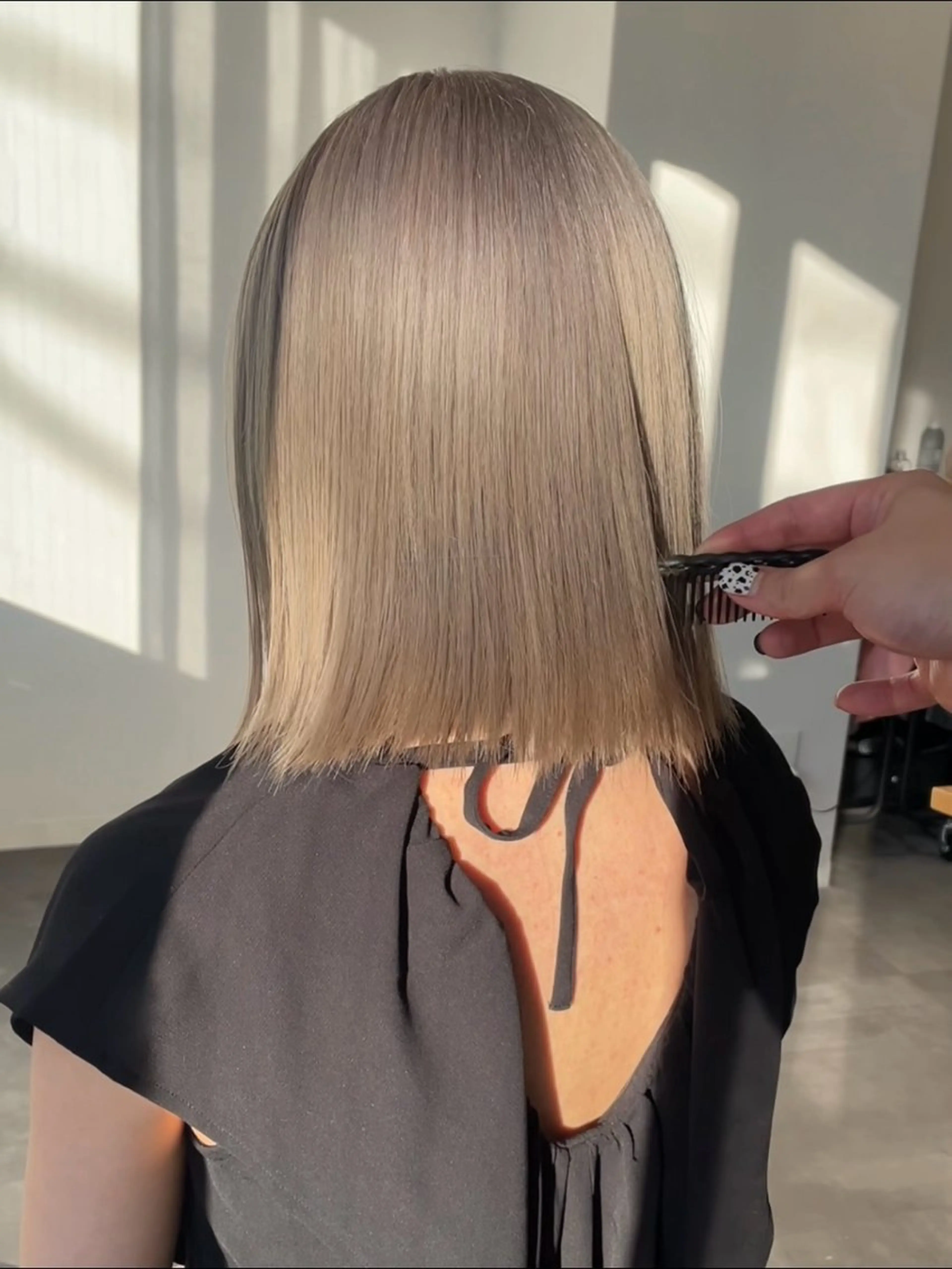 セミロング ハイトーンイヤ リングカラー清水隆央のヘアスタイル