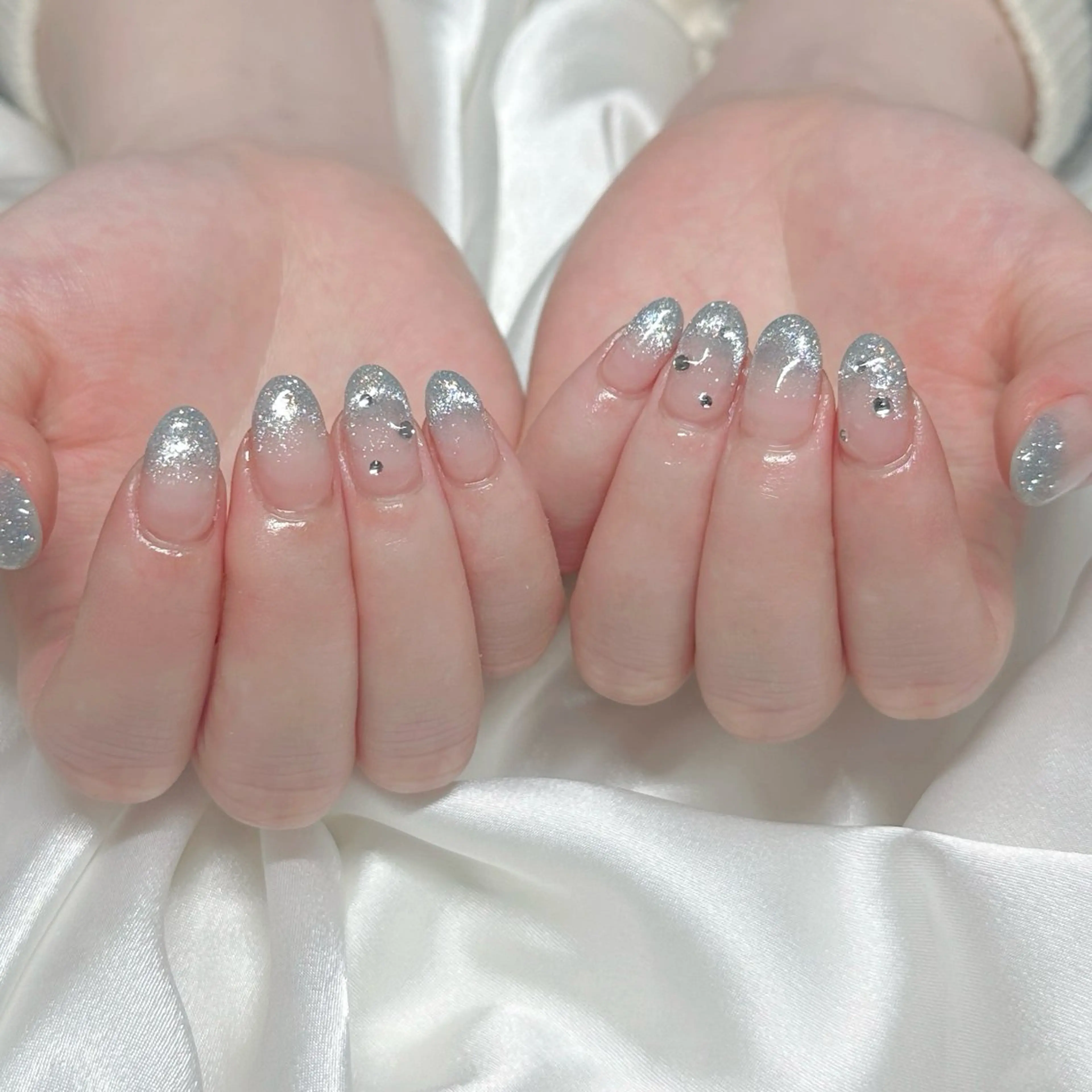 ネイル ブルー フレンチネイル 韓国ネイル ラメ(グリッター) 水色 ハンドネイル L'oeillet HIBIKIのネイルデザイン