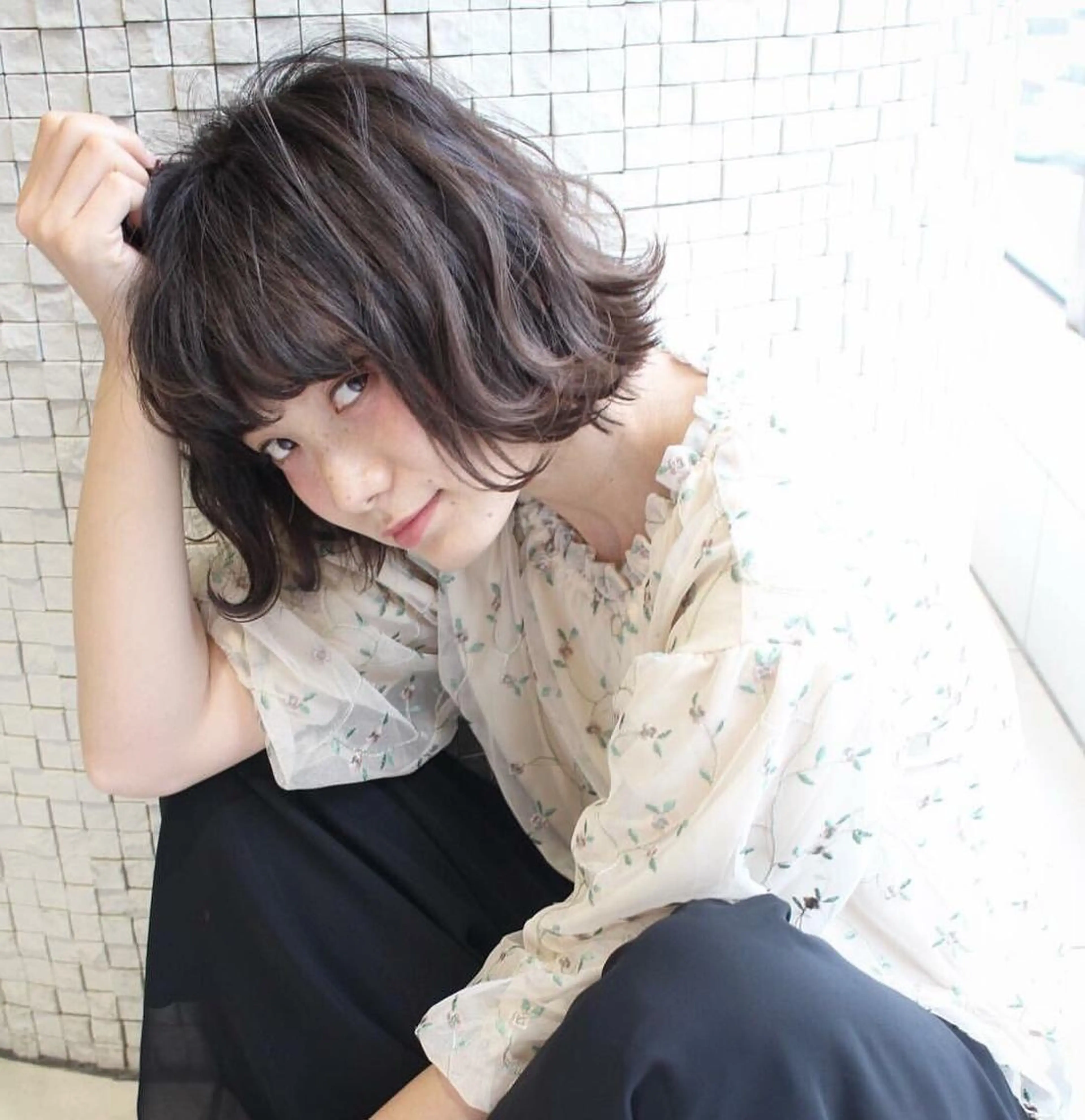 ショート レイヤーカット✖️ 柔らかベージュカラーのヘアスタイル