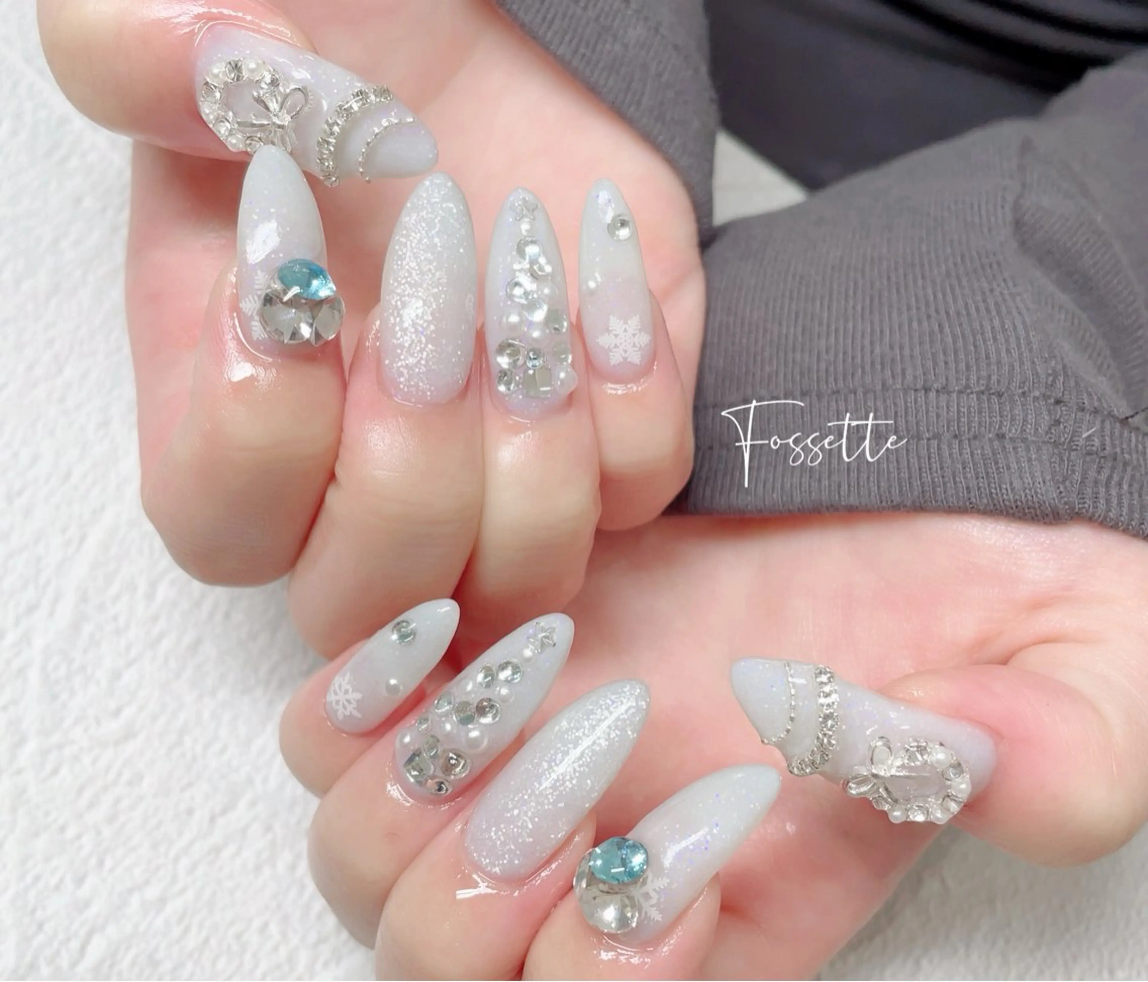 ネイル キラキラネイル ロングネイル ホワイト 冬ネイル クリスマス ハンドネイル nailsalon Fossetteのネイルデザイン