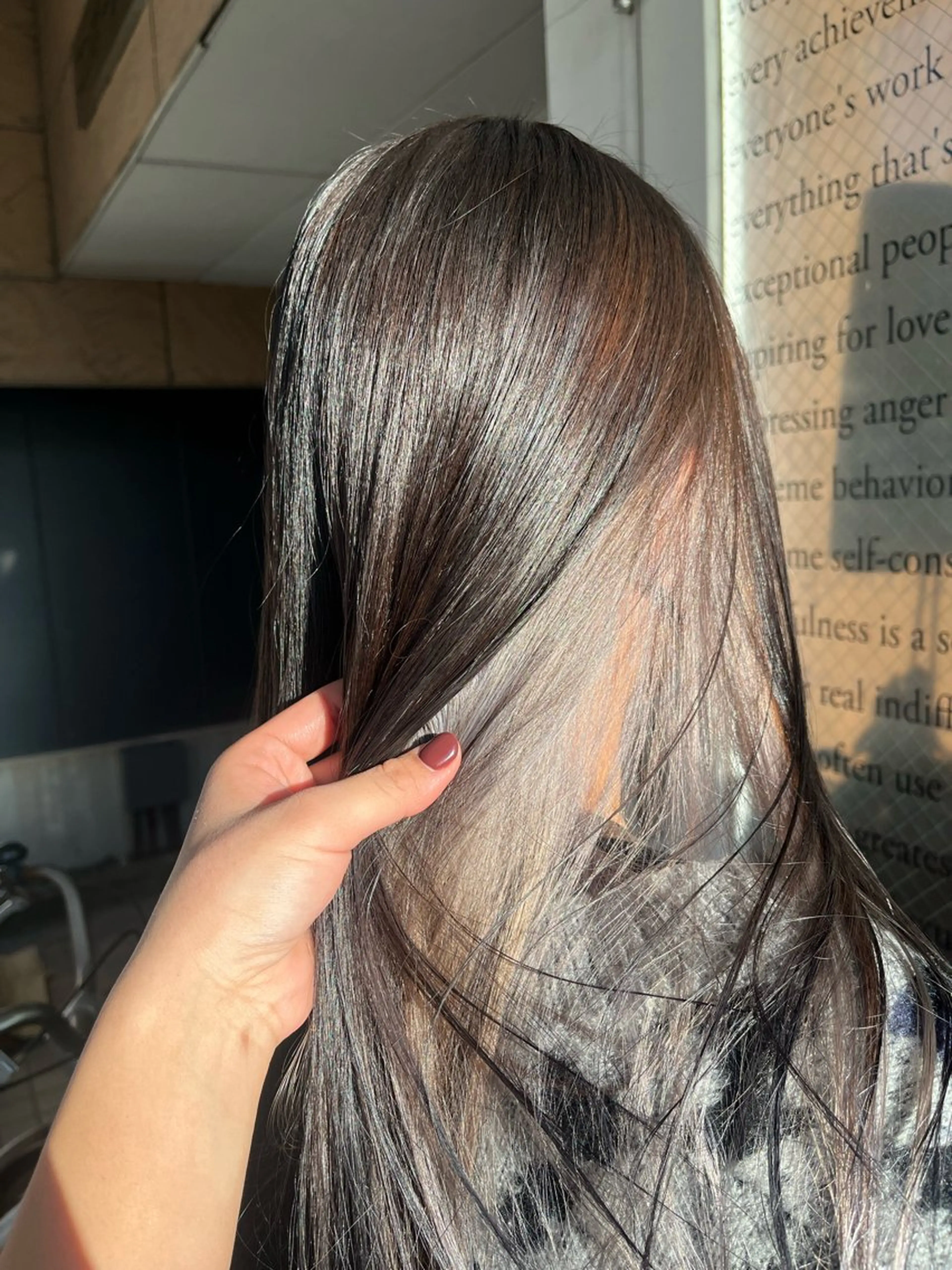 ロング カラー ベージュカラー インナーカラー ホワイトベージュ まみ/レイヤーカット /暖色カラーのヘアスタイル